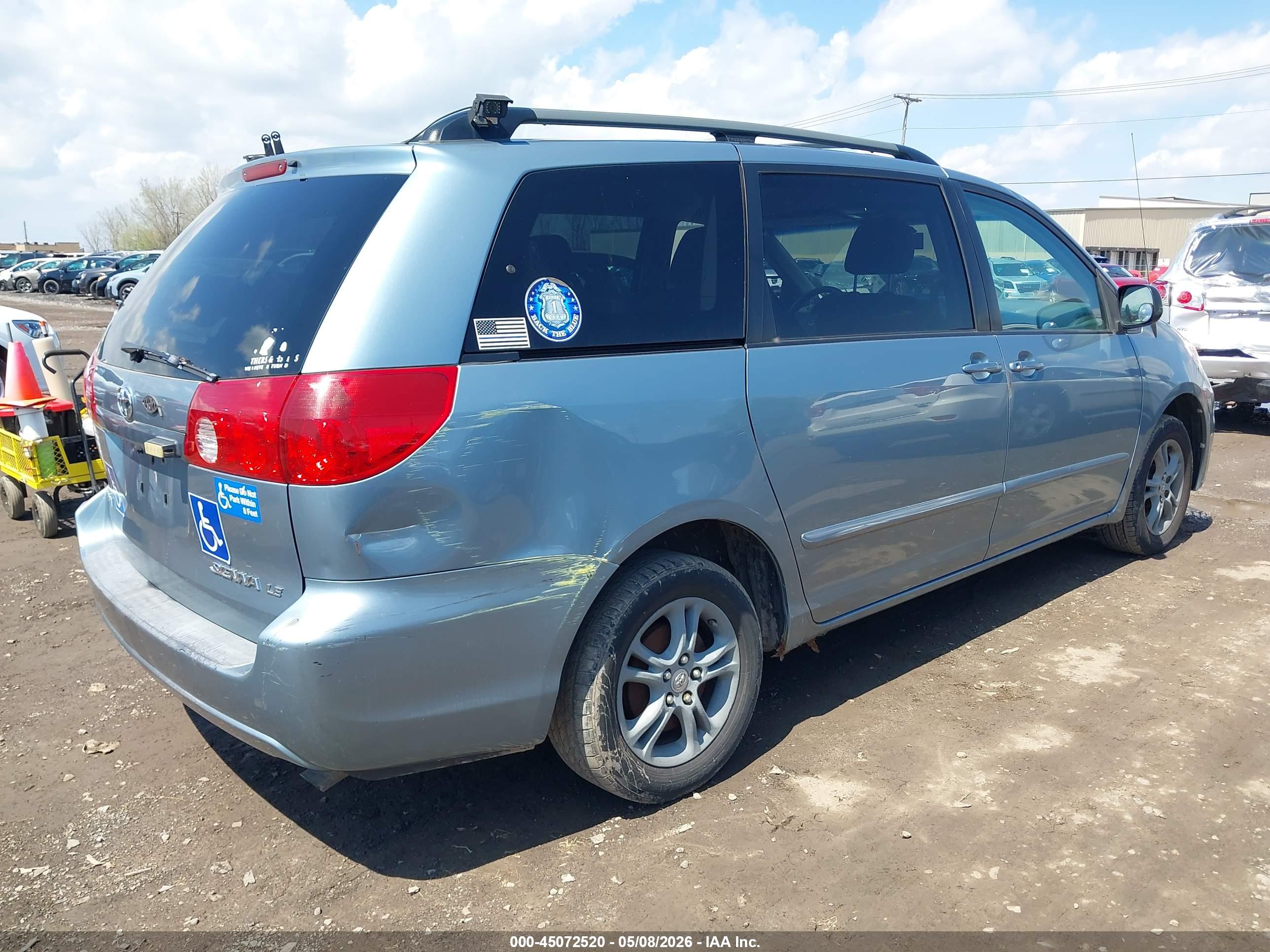 TOYOTA SIENNA image 4