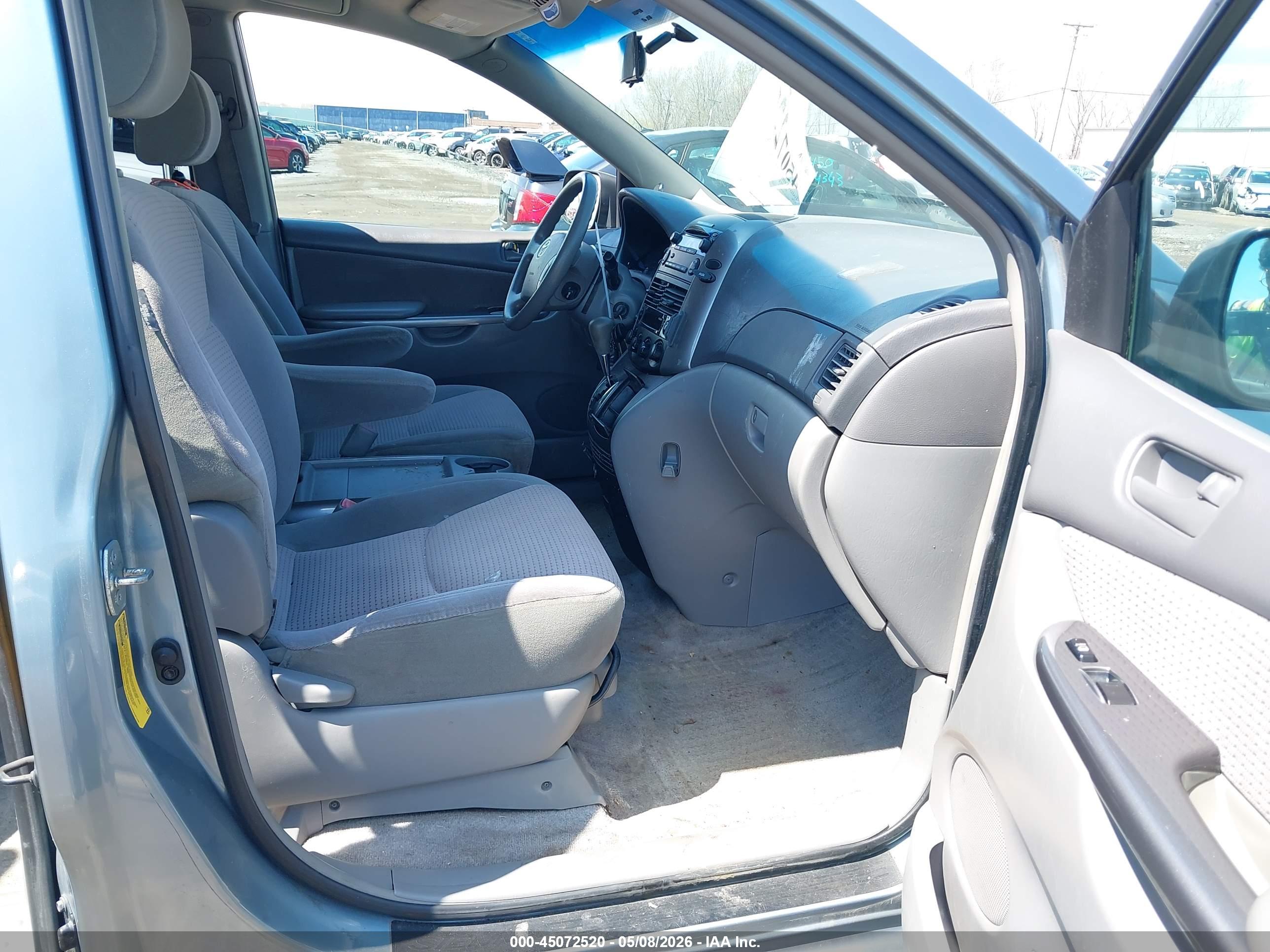 TOYOTA SIENNA image 5