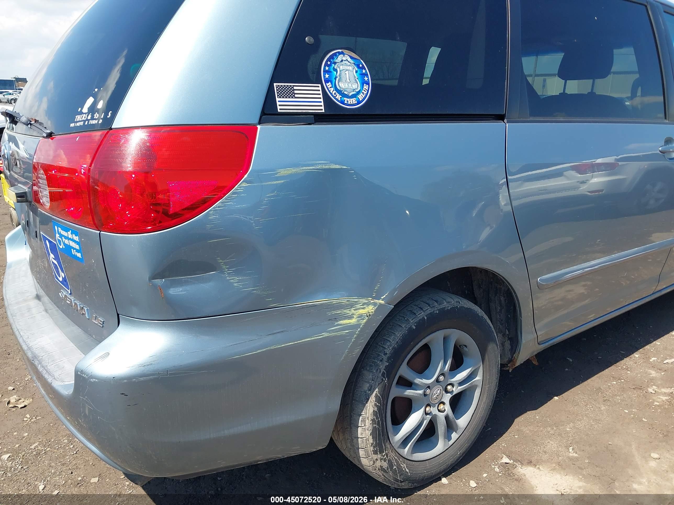 TOYOTA SIENNA image 6