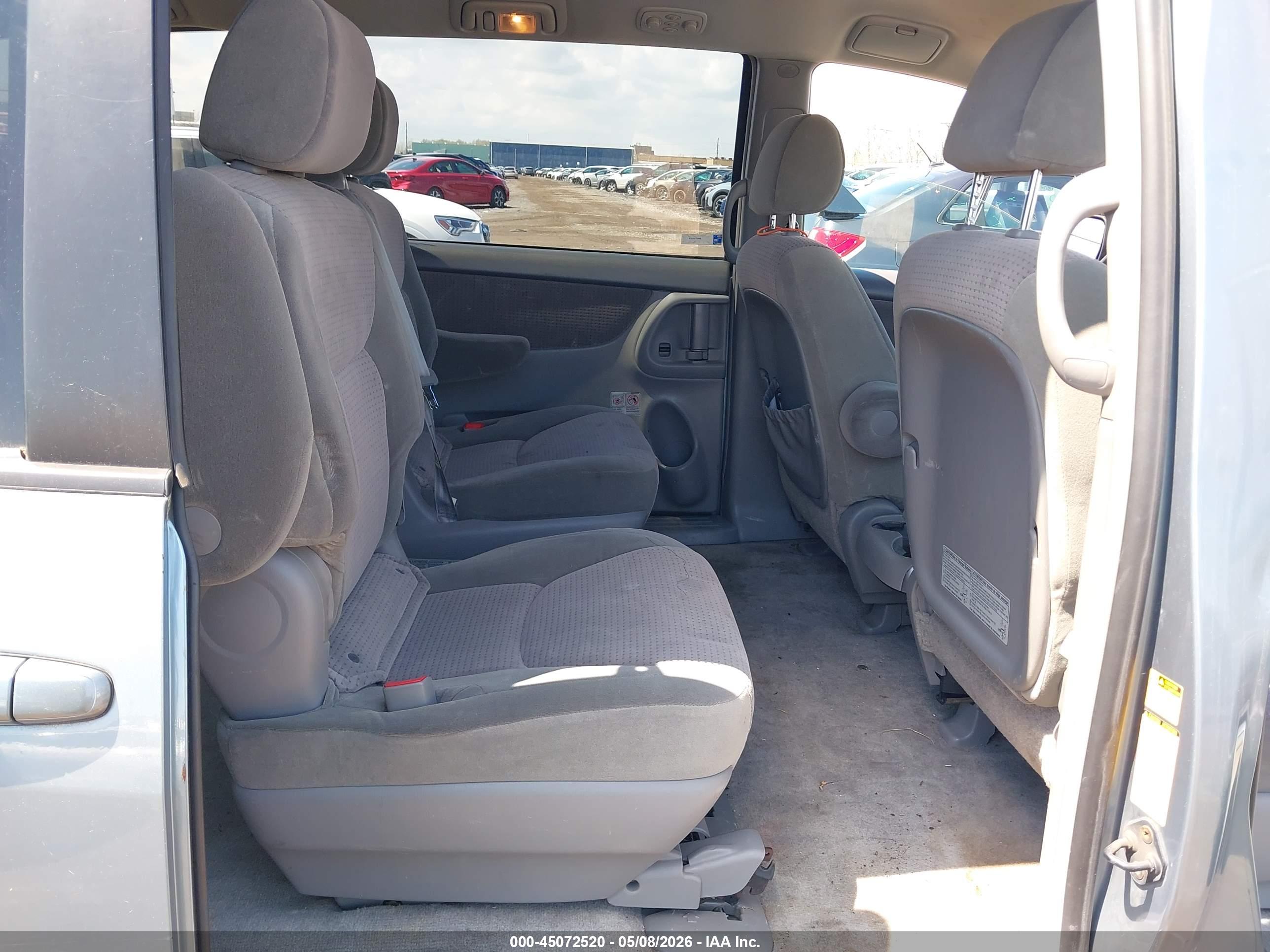 TOYOTA SIENNA image 8
