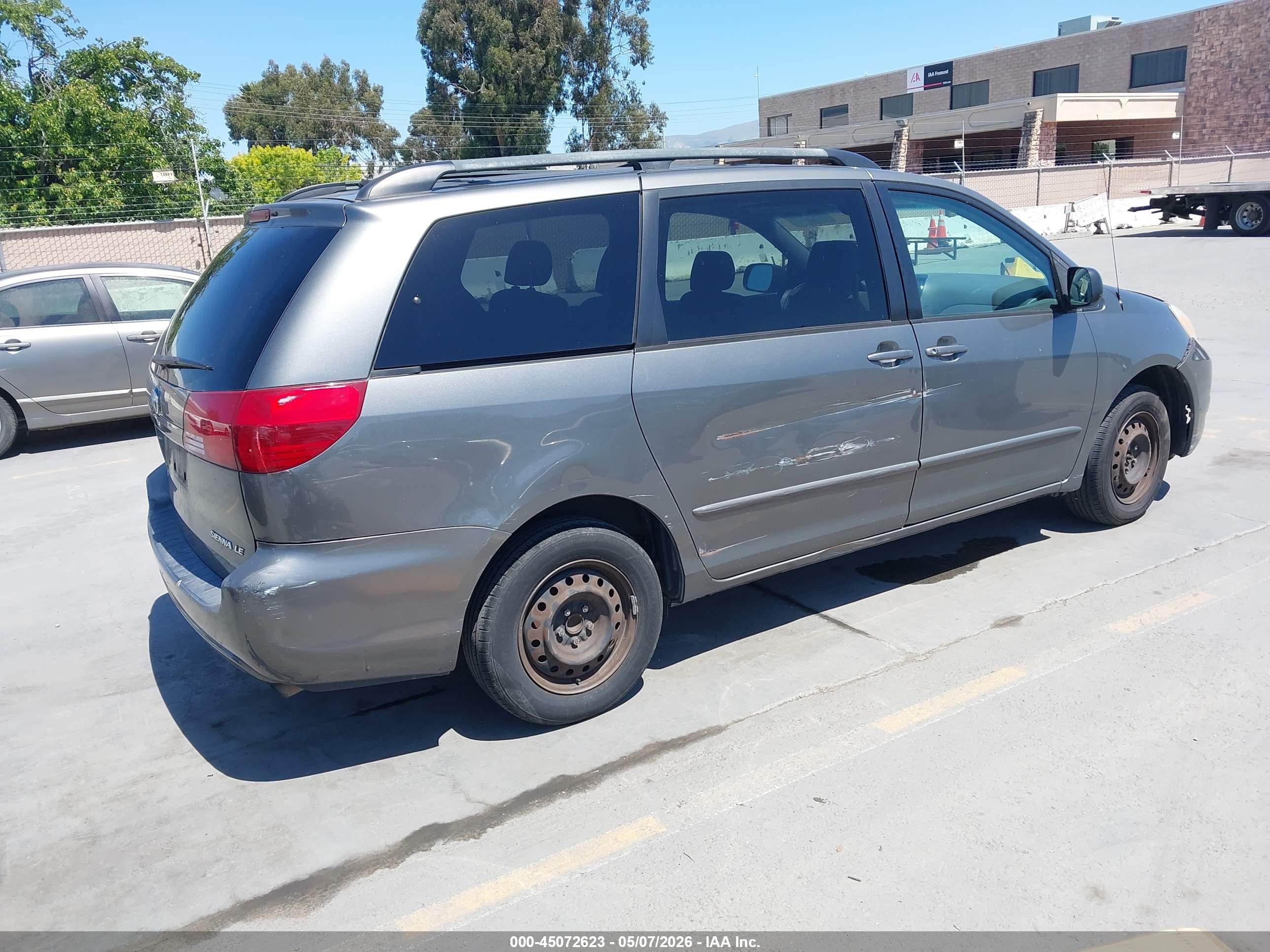 TOYOTA SIENNA image 4