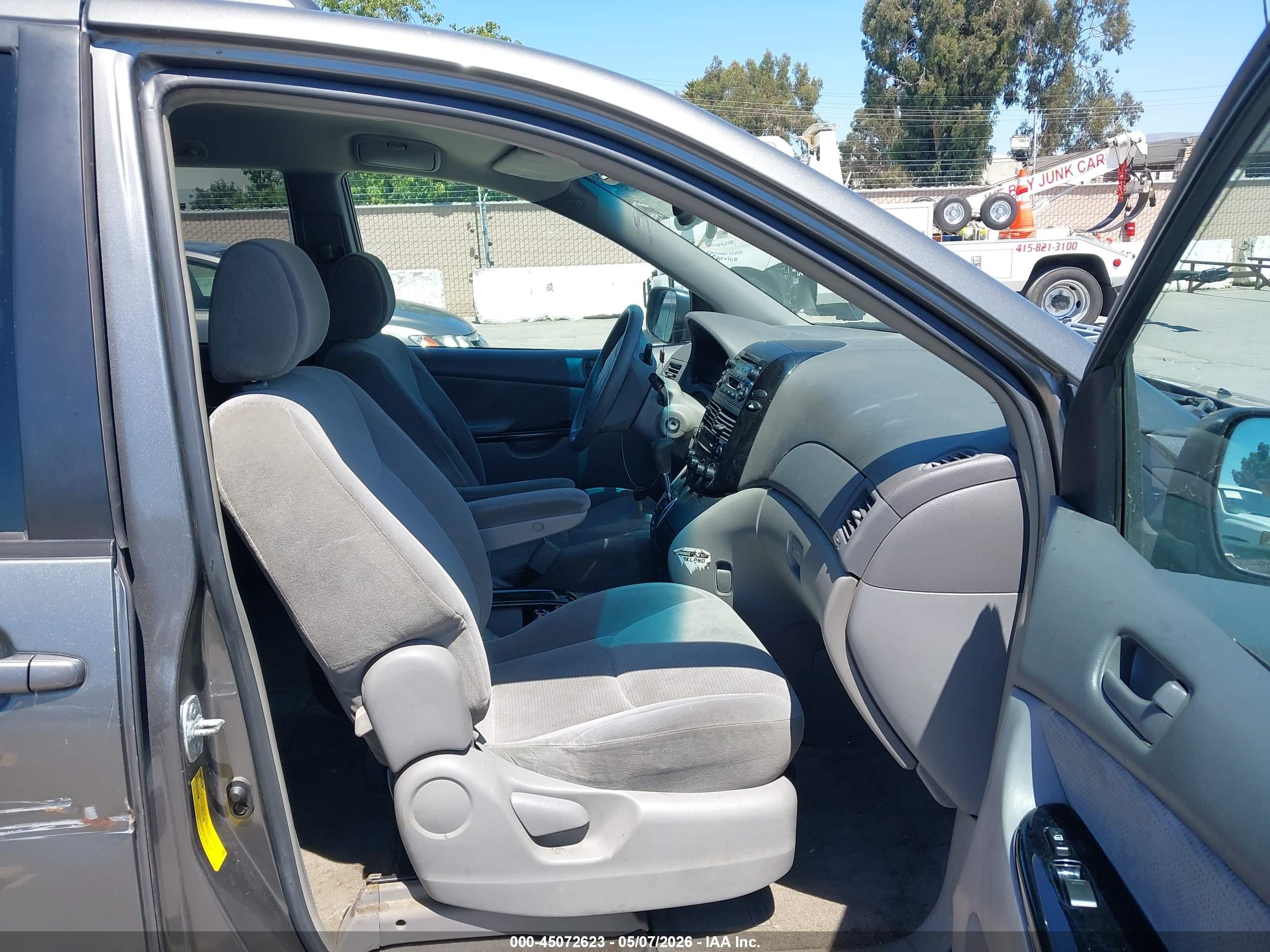 TOYOTA SIENNA image 5