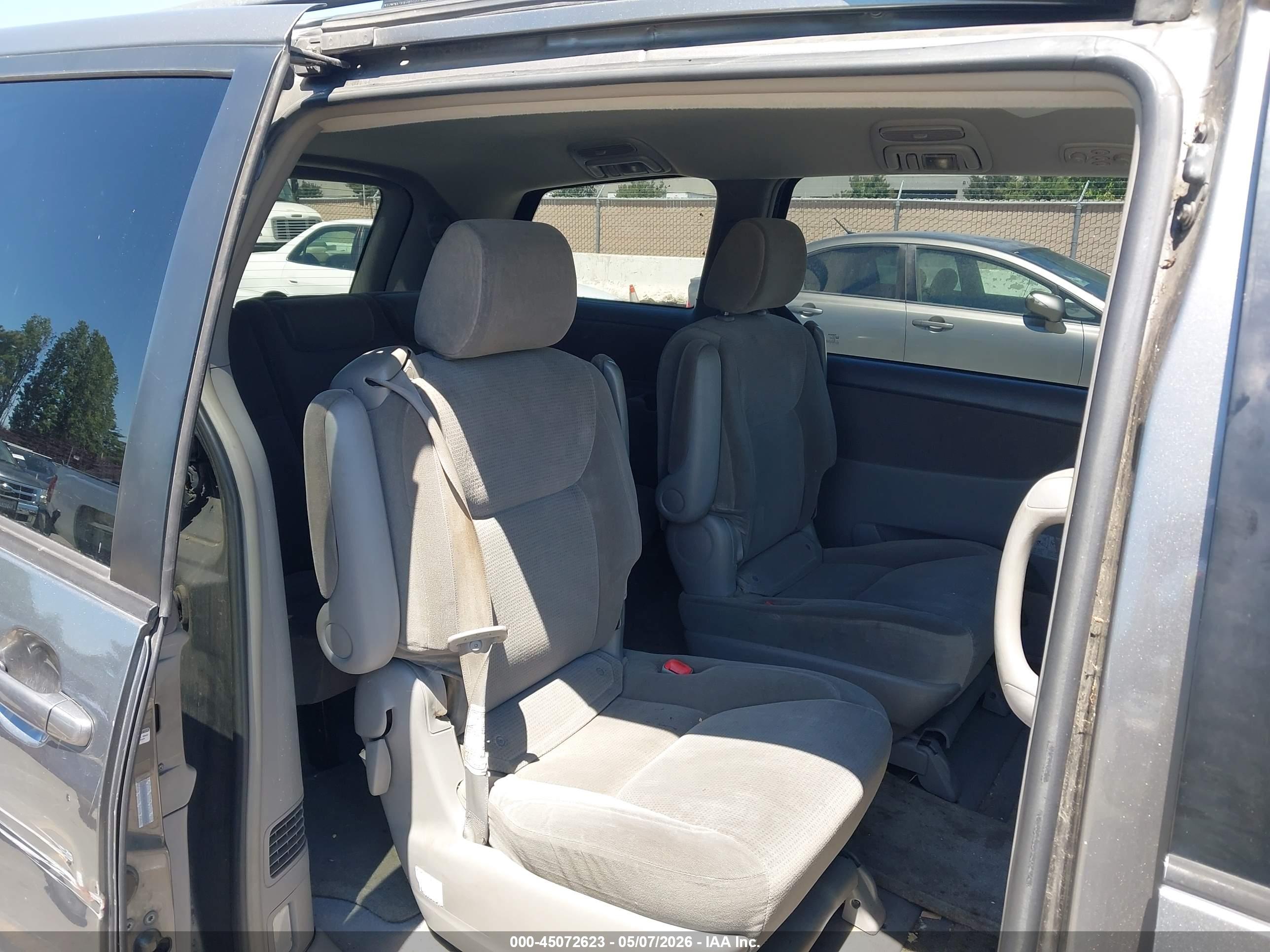 TOYOTA SIENNA image 8