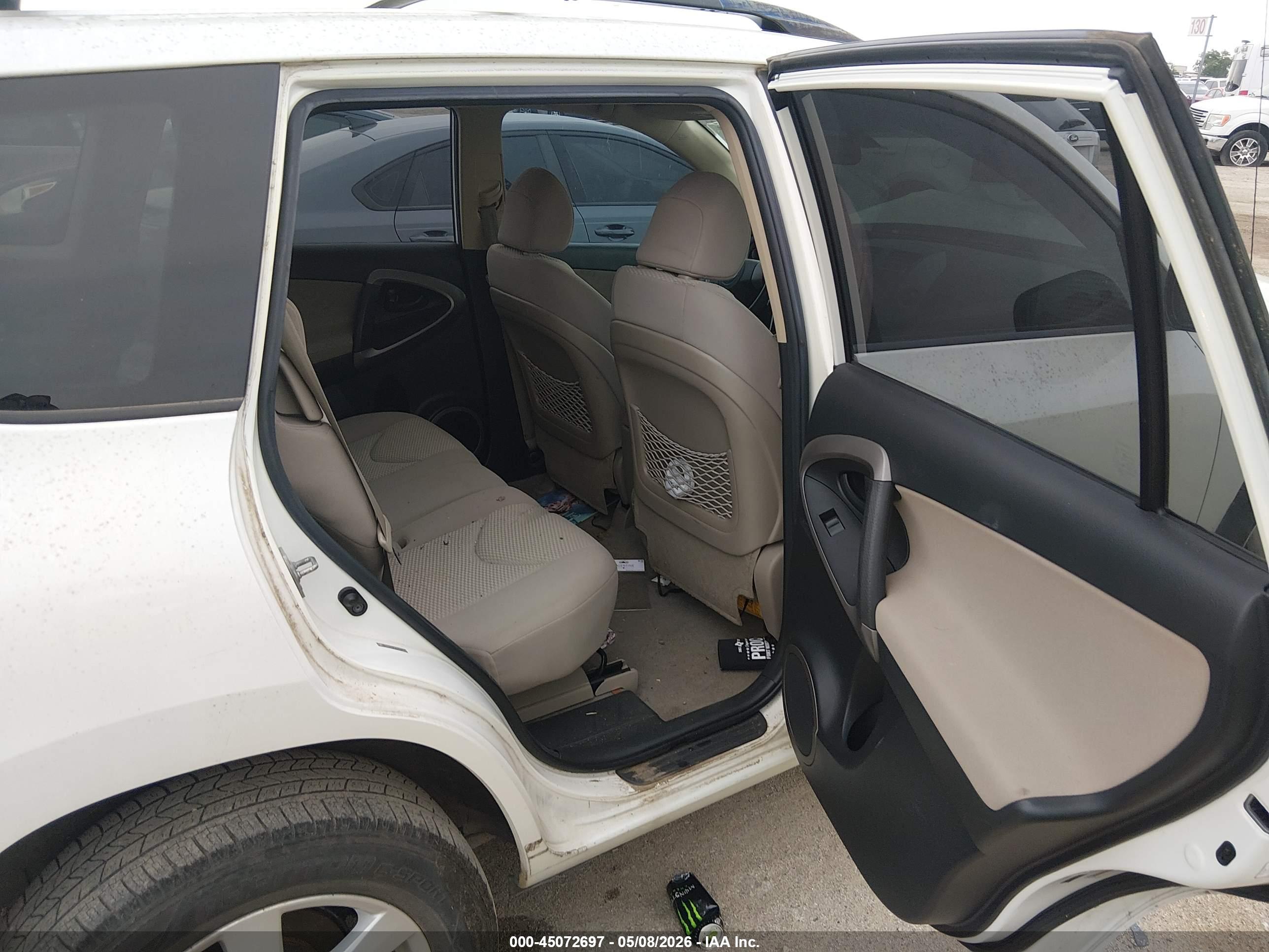 TOYOTA RAV4 image 8