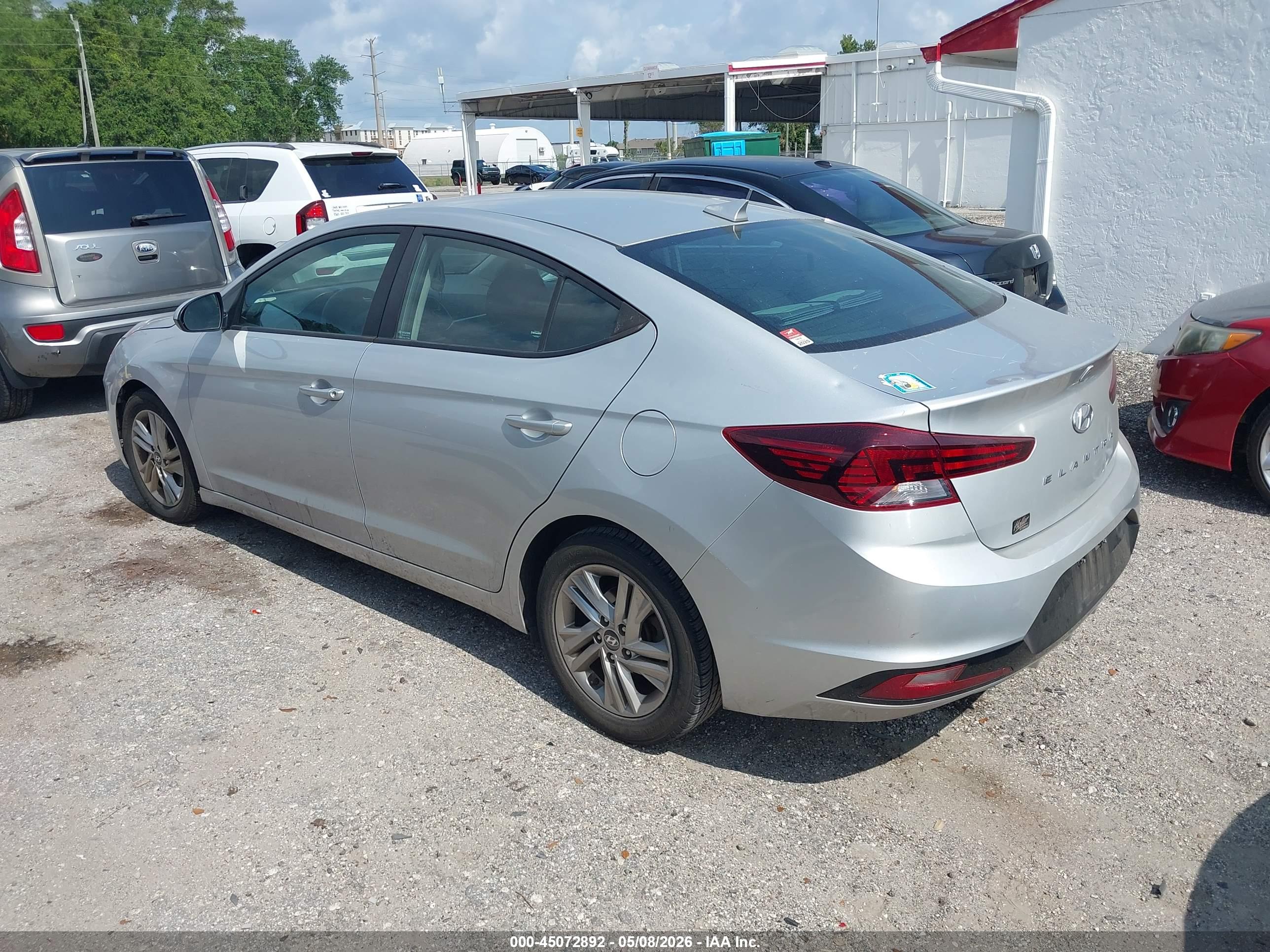 HYUNDAI ELANTRA image 3