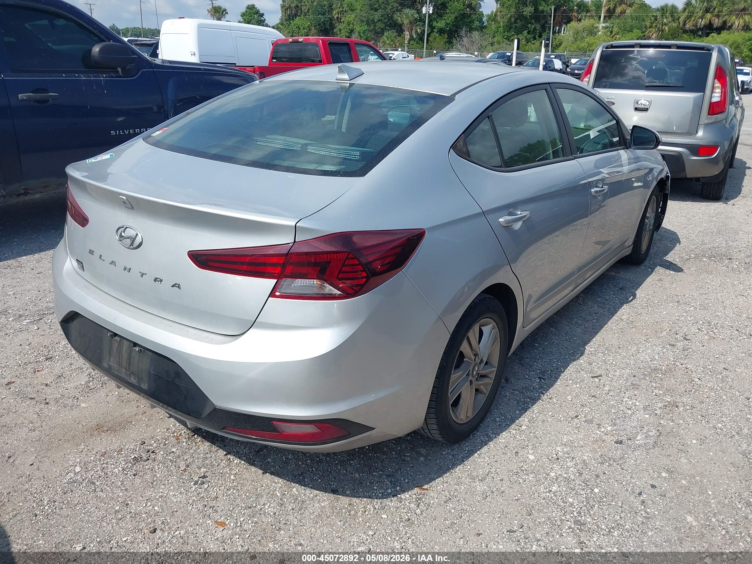 HYUNDAI ELANTRA image 4
