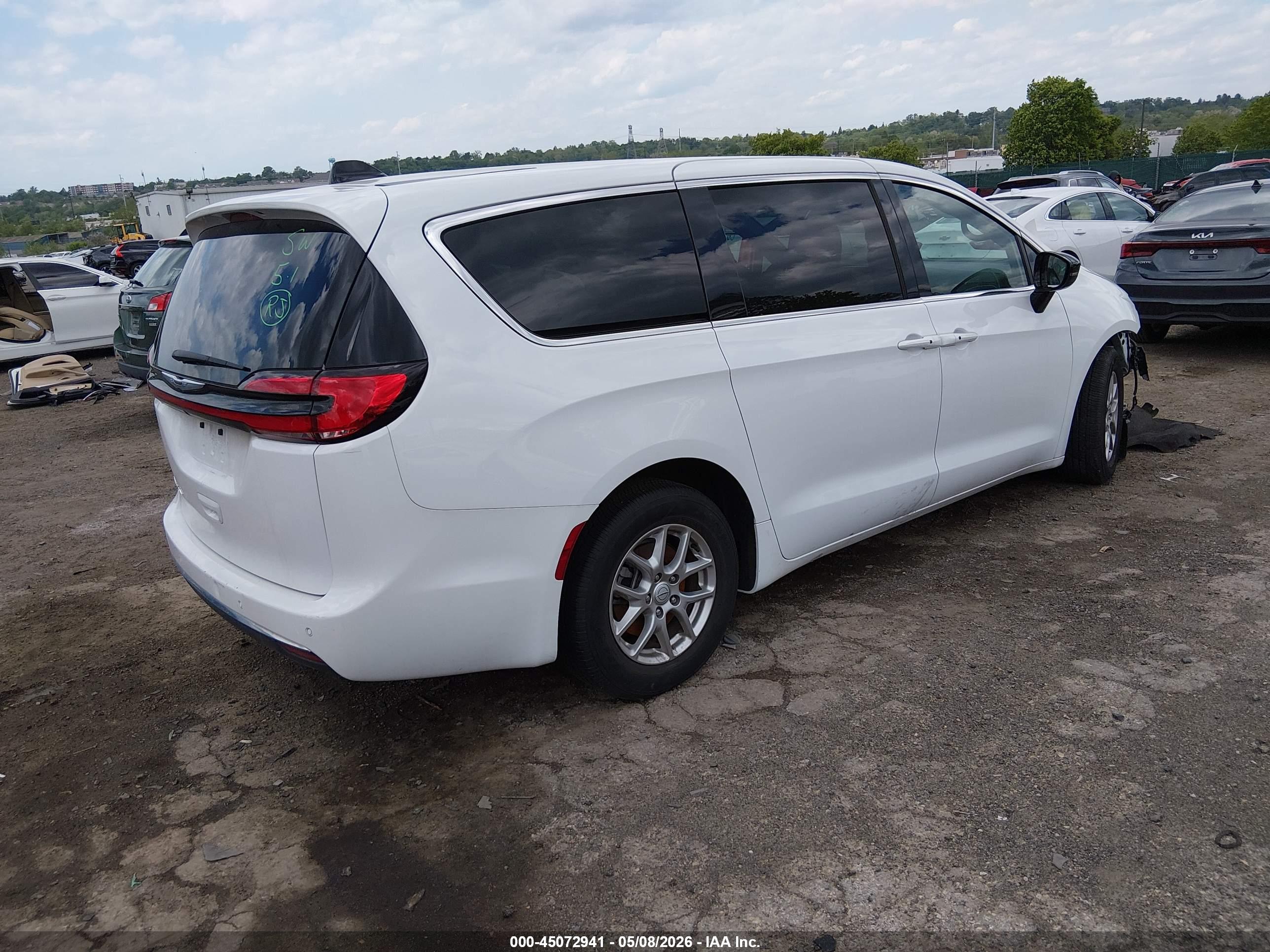 CHRYSLER PACIFICA image 4