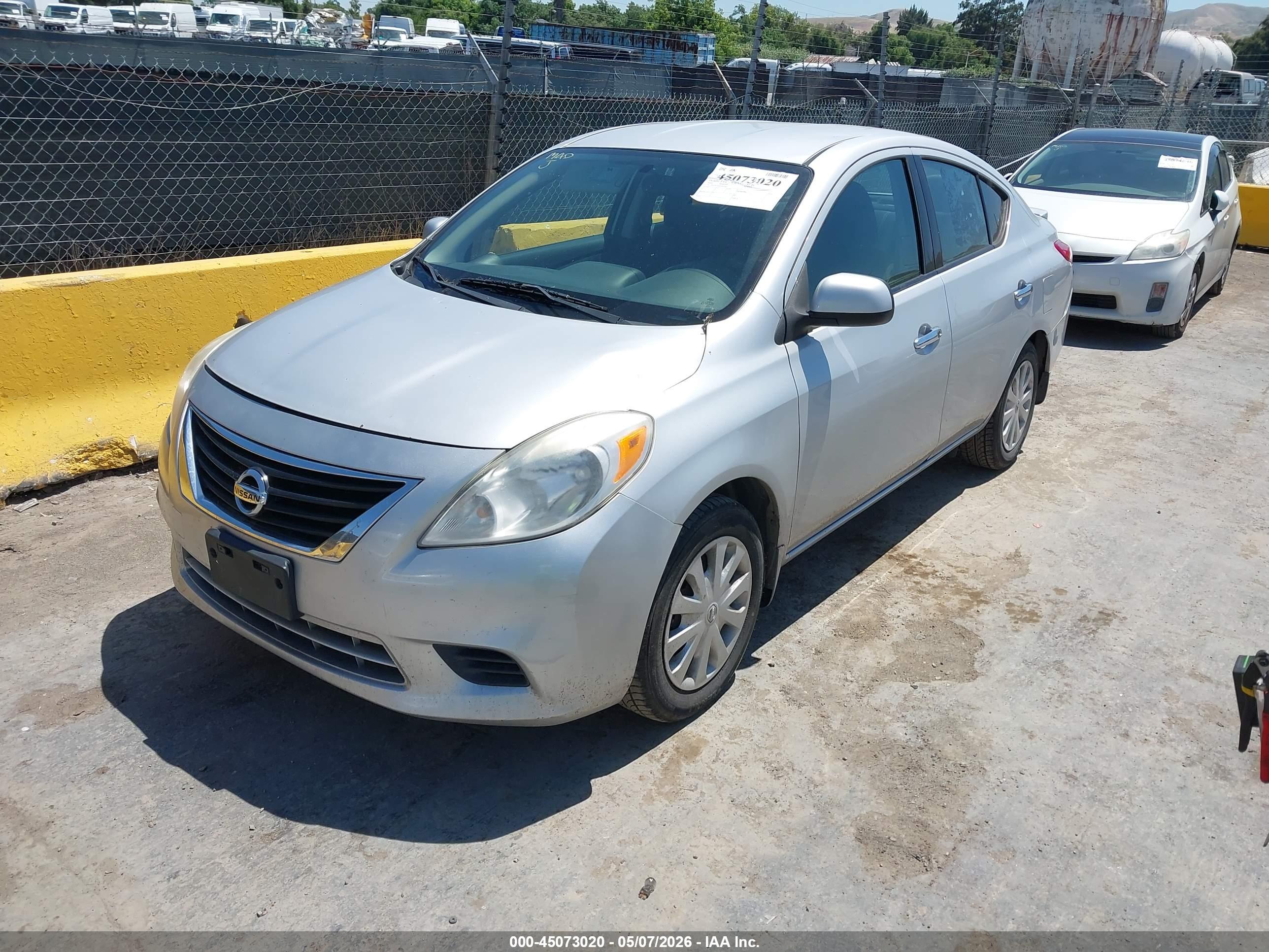 NISSAN VERSA image 2