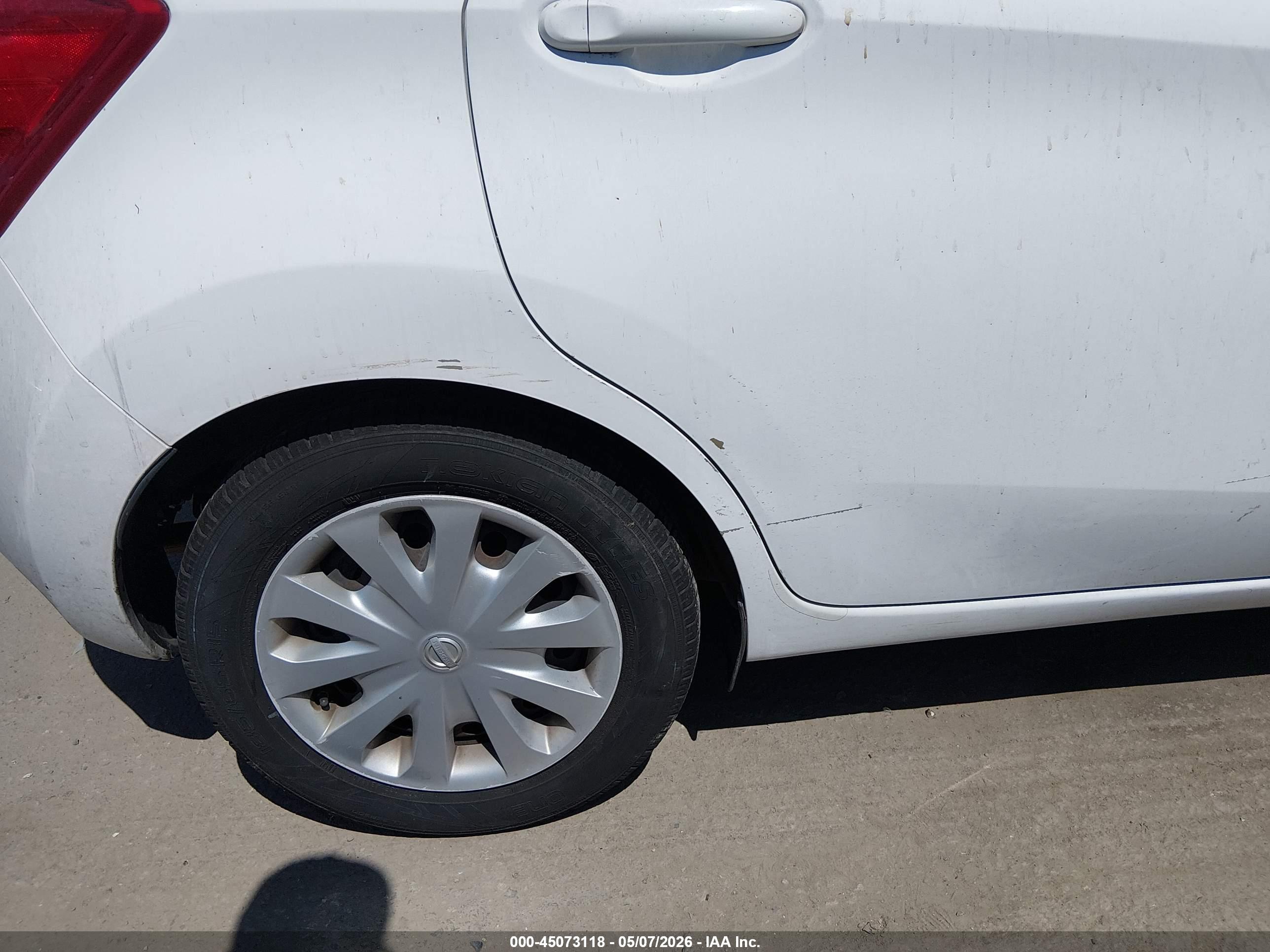 NISSAN VERSA image 6
