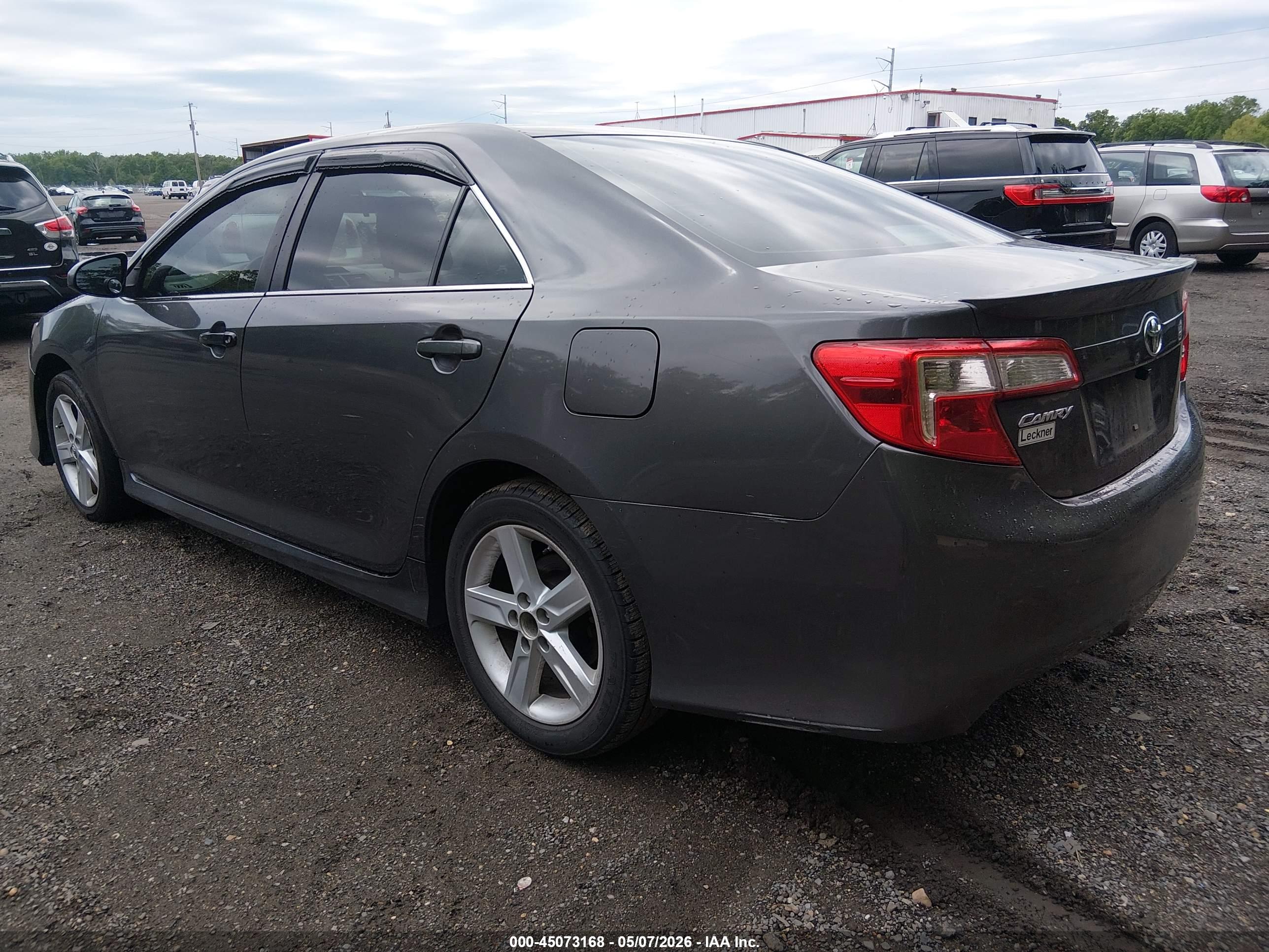 TOYOTA CAMRY image 3