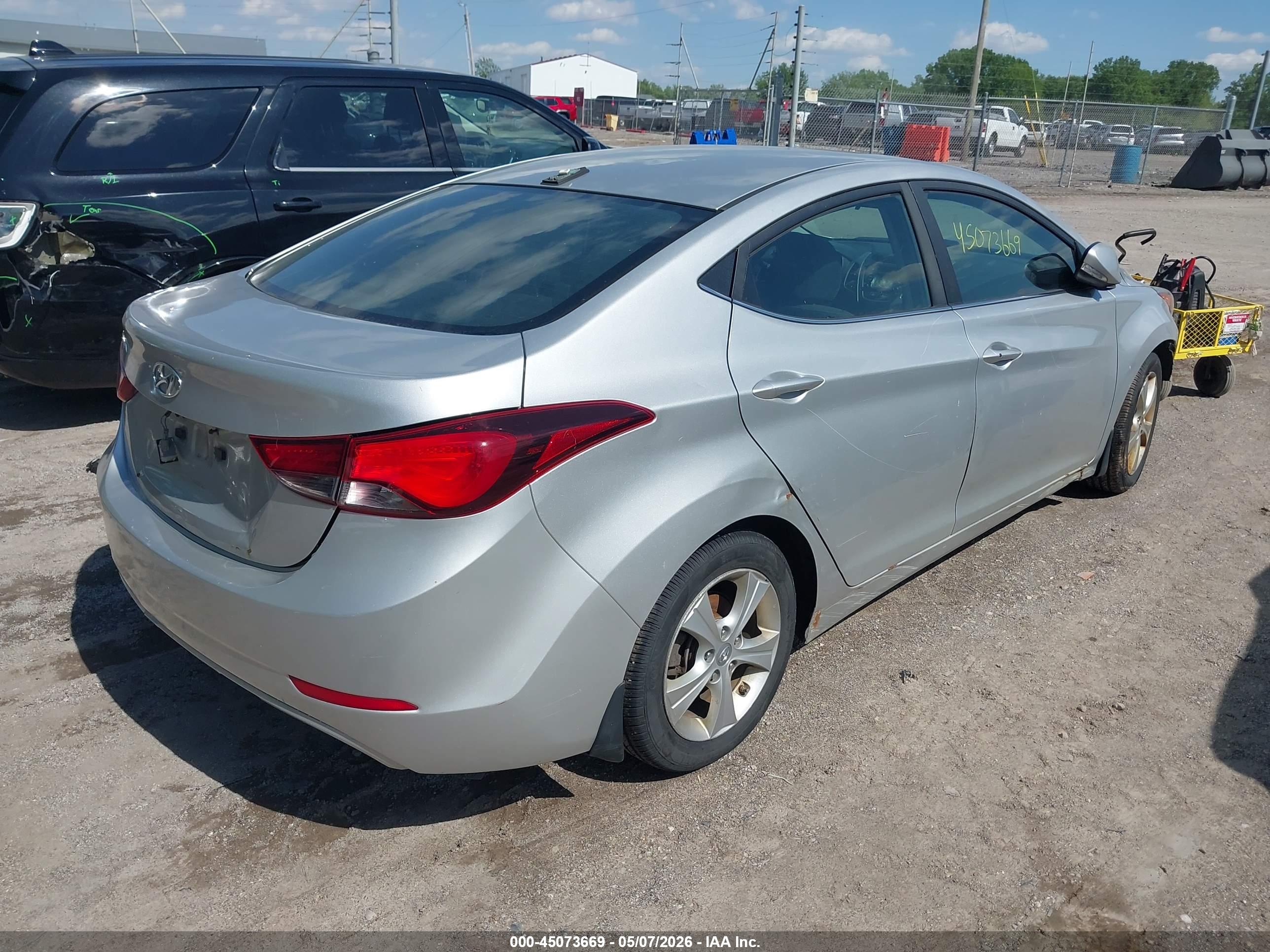 HYUNDAI ELANTRA image 4