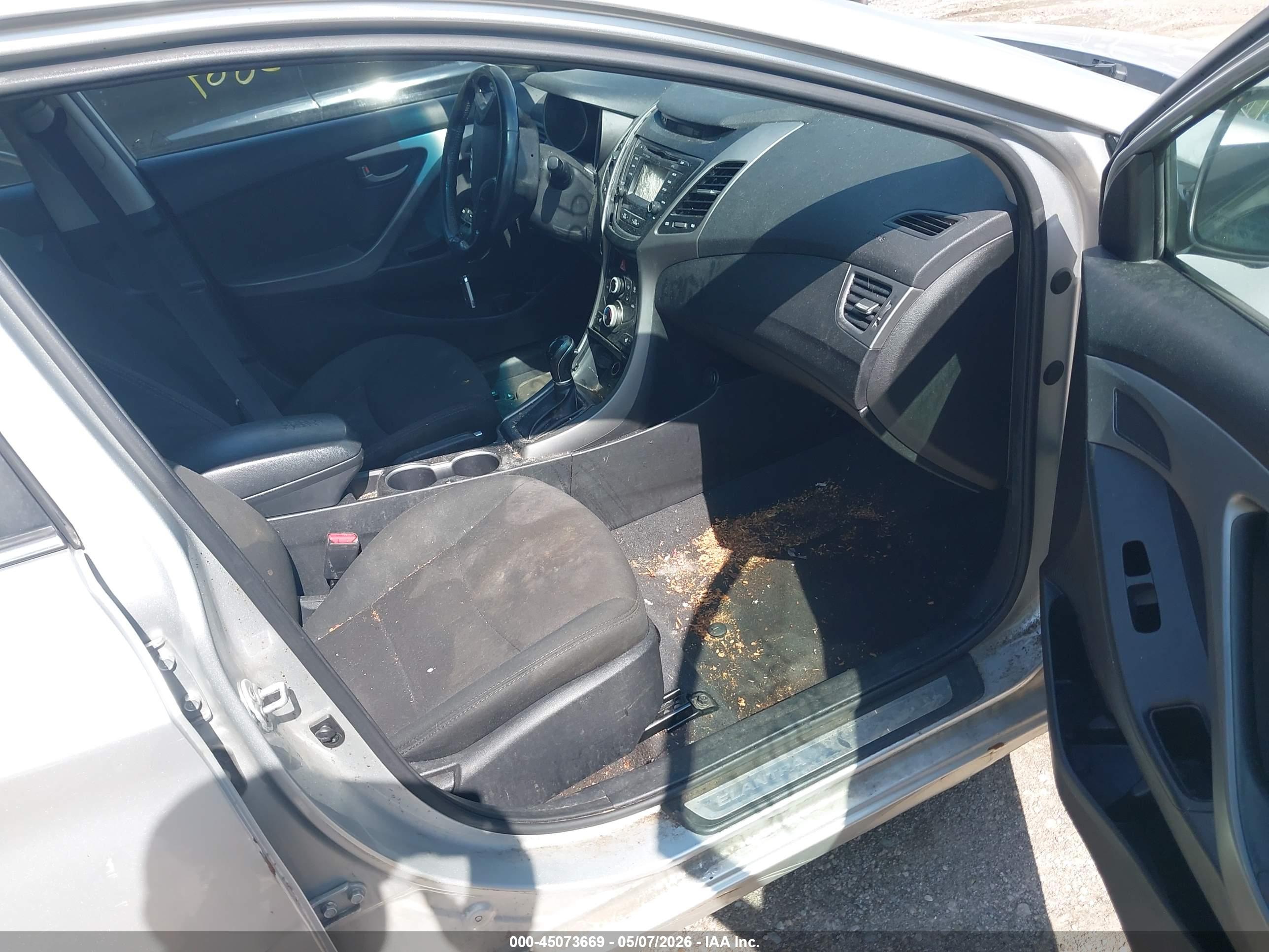 HYUNDAI ELANTRA image 5