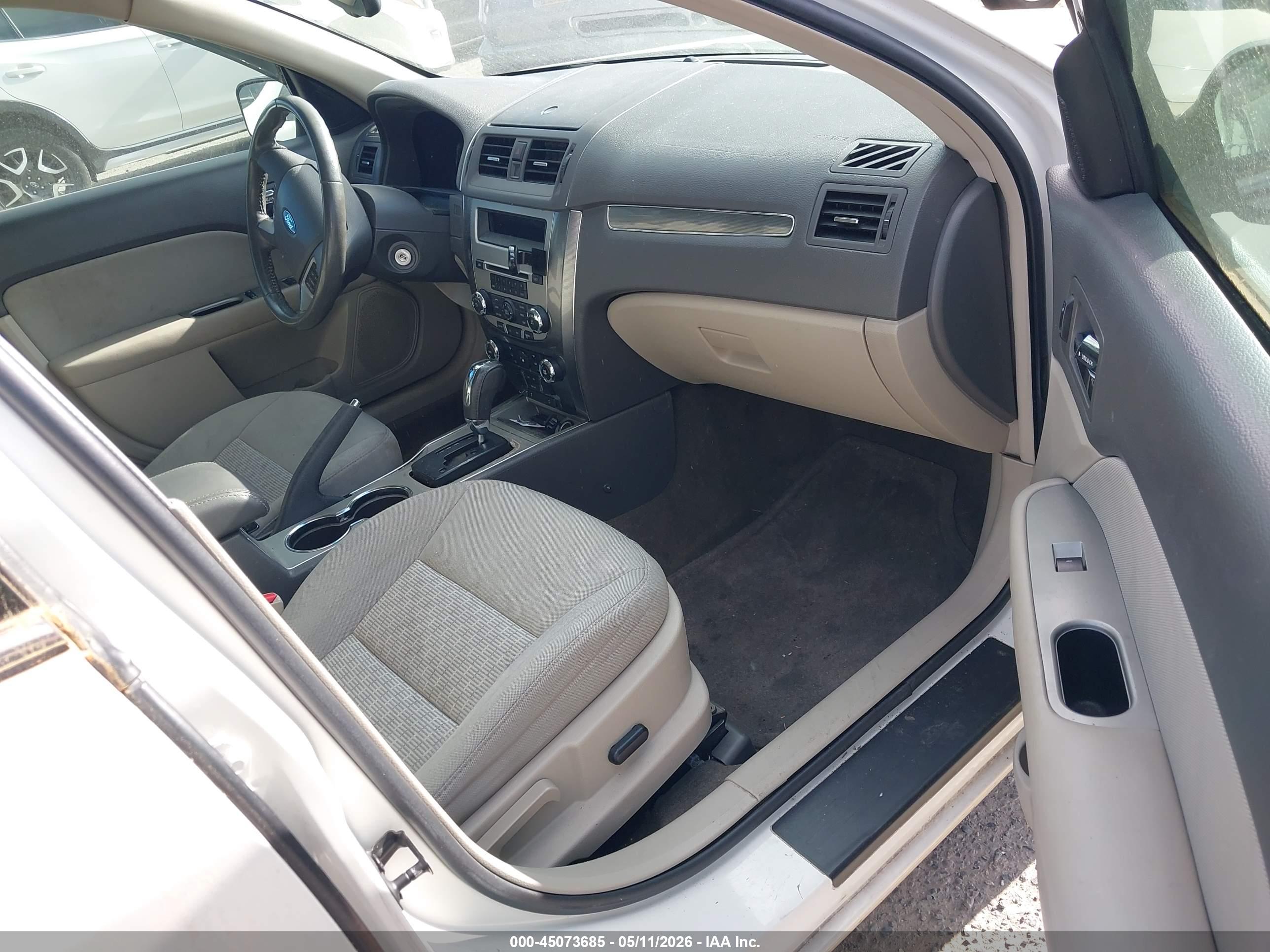 FORD FUSION image 5