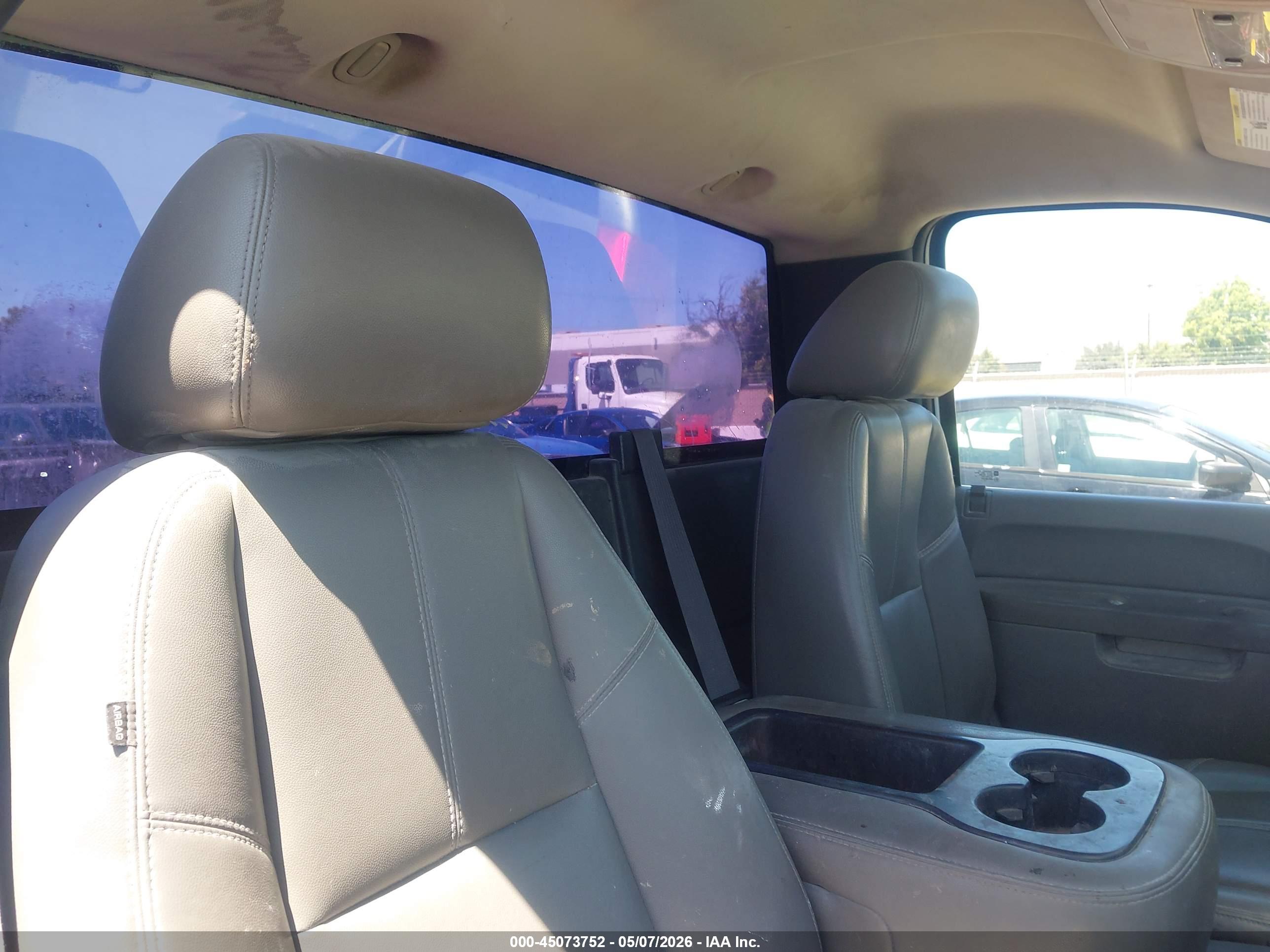 CHEVROLET SILVERADO image 8