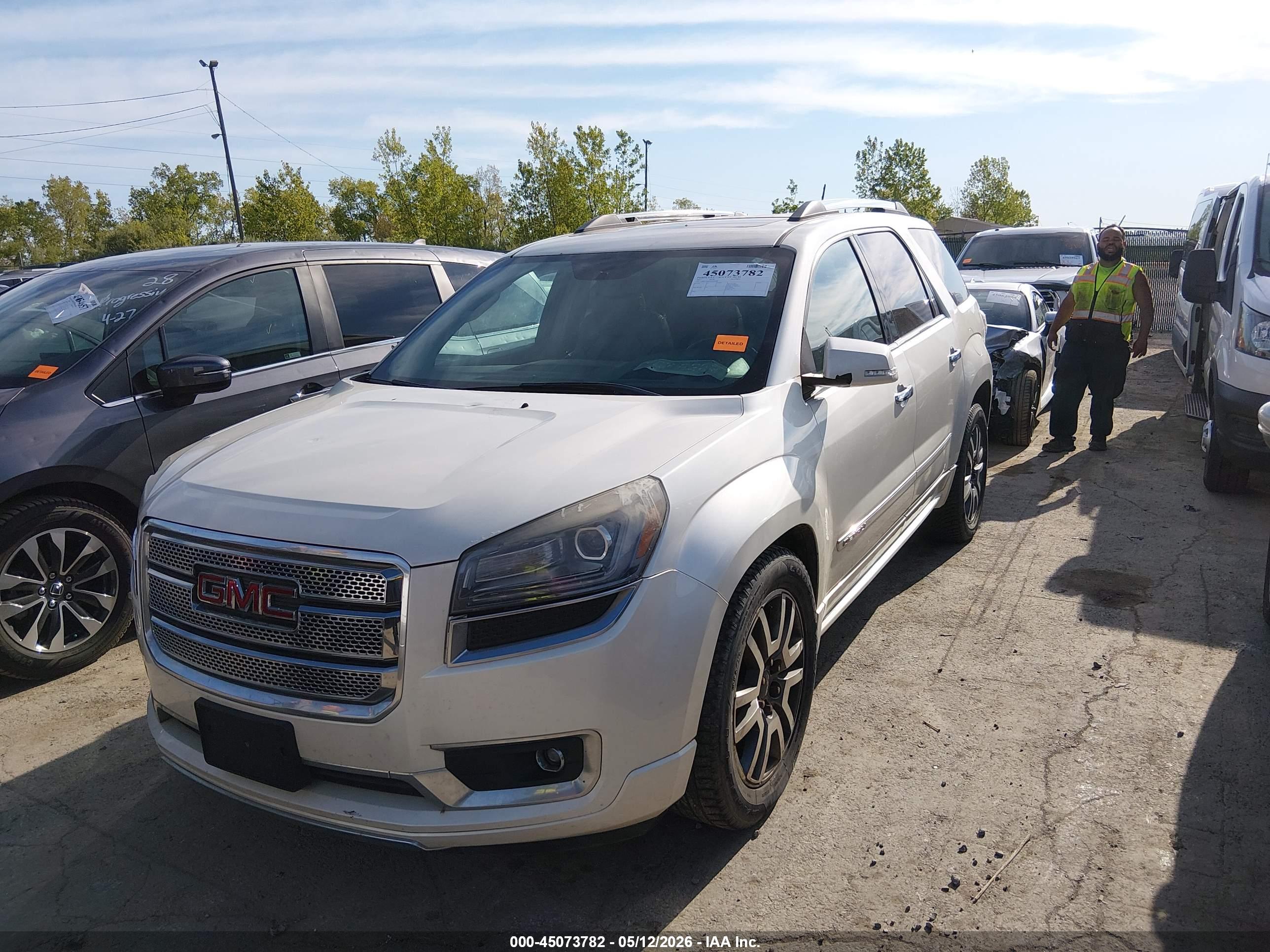 GMC ACADIA image 2