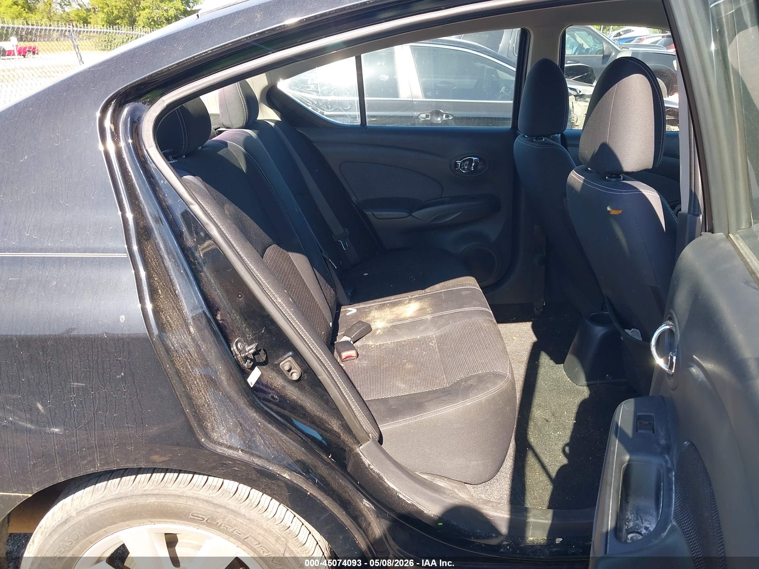 NISSAN VERSA image 8