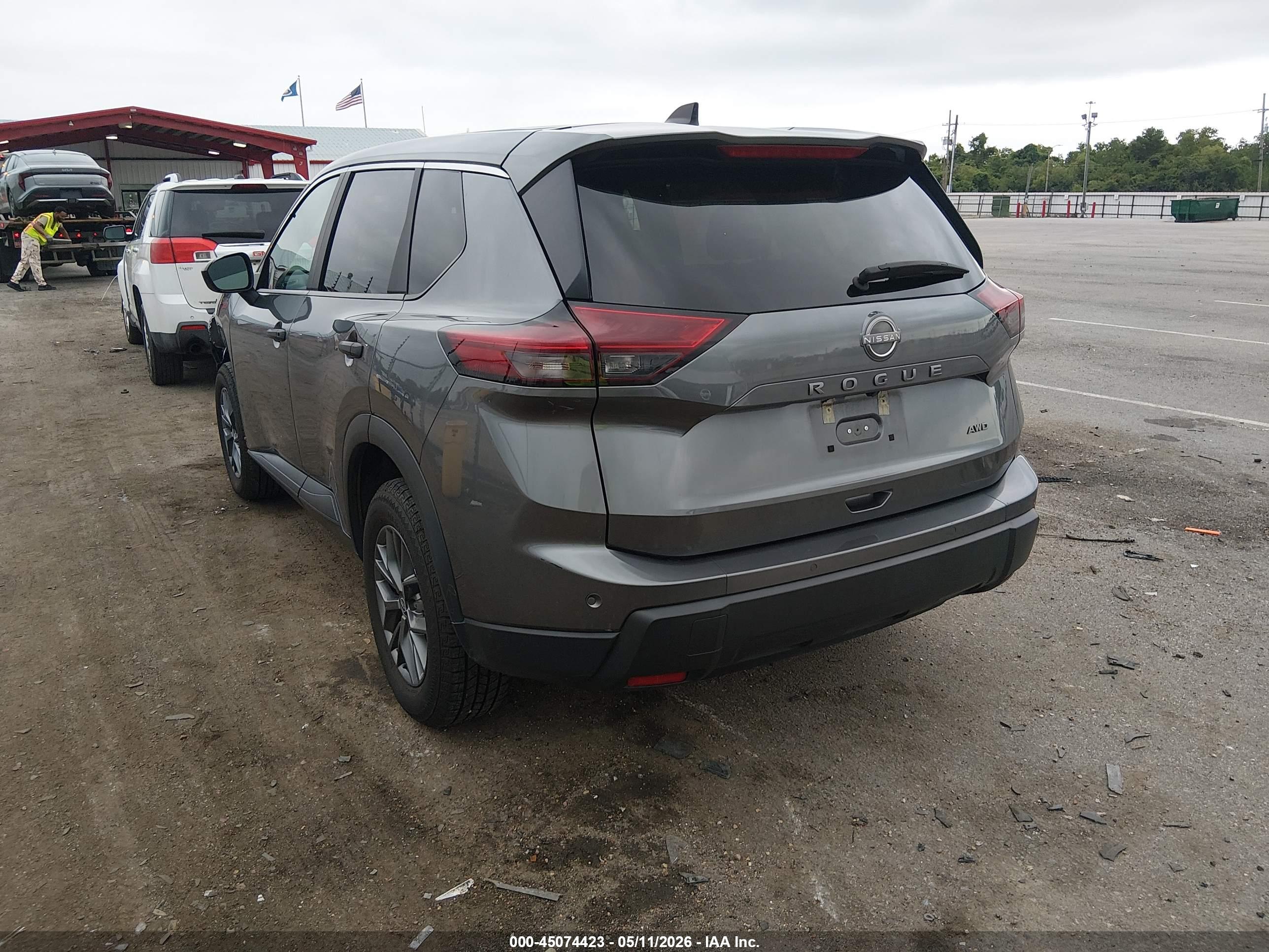NISSAN ROGUE image 3
