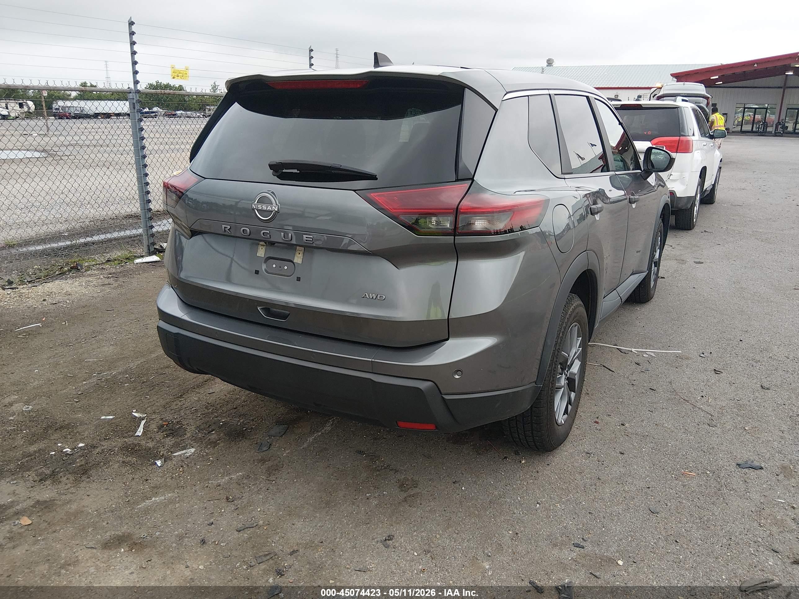 NISSAN ROGUE image 4