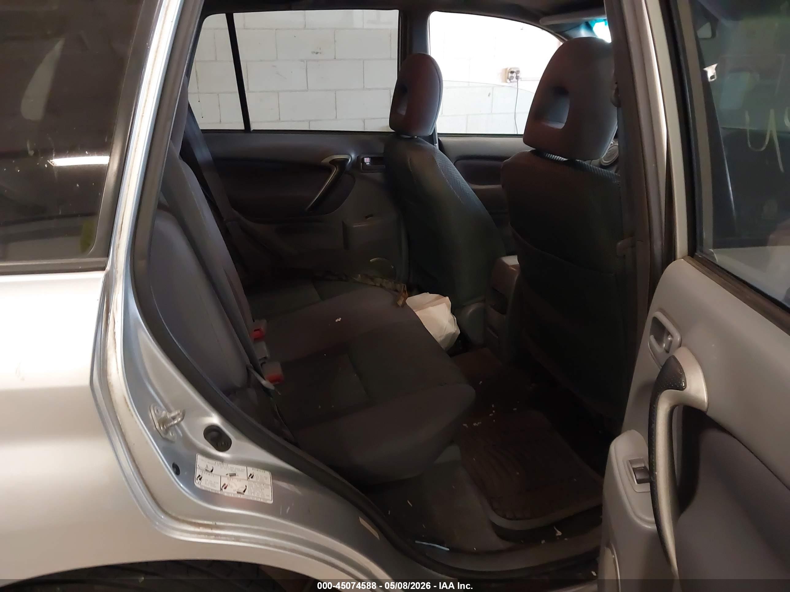 TOYOTA RAV4 image 8