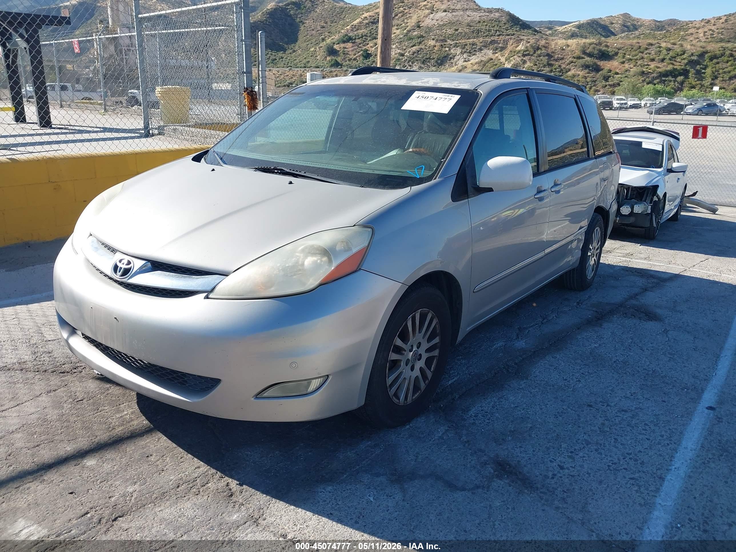 TOYOTA SIENNA image 2