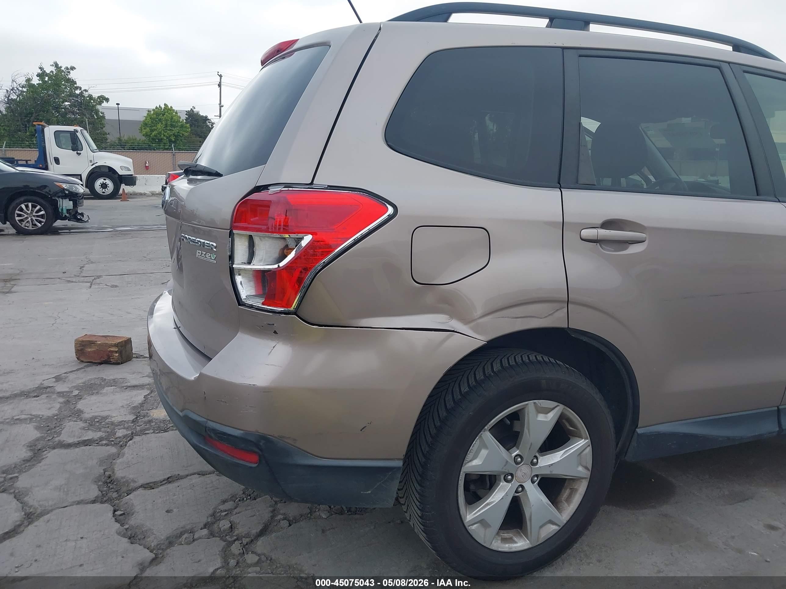 SUBARU FORESTER image 6