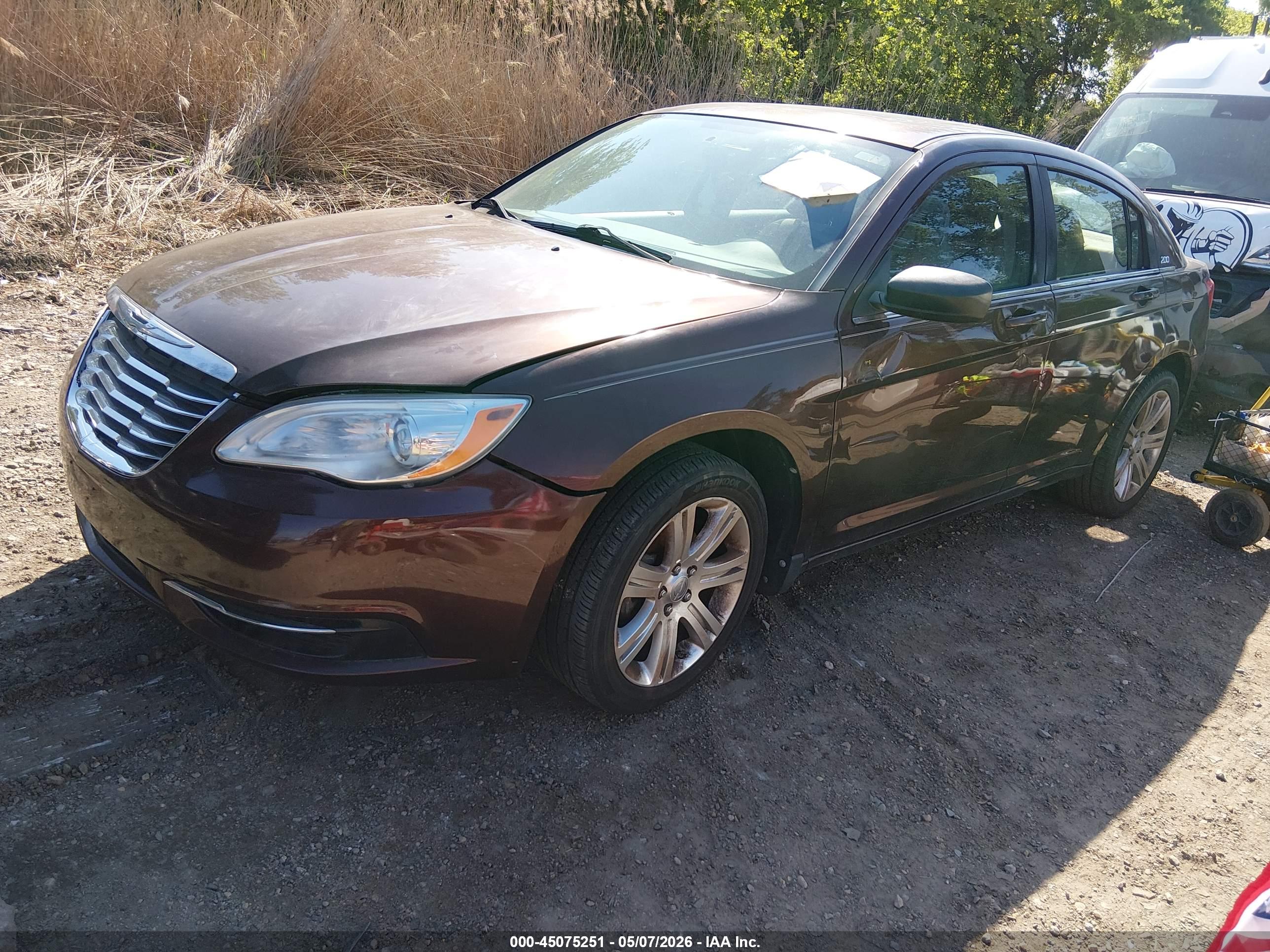 CHRYSLER 200 image 2