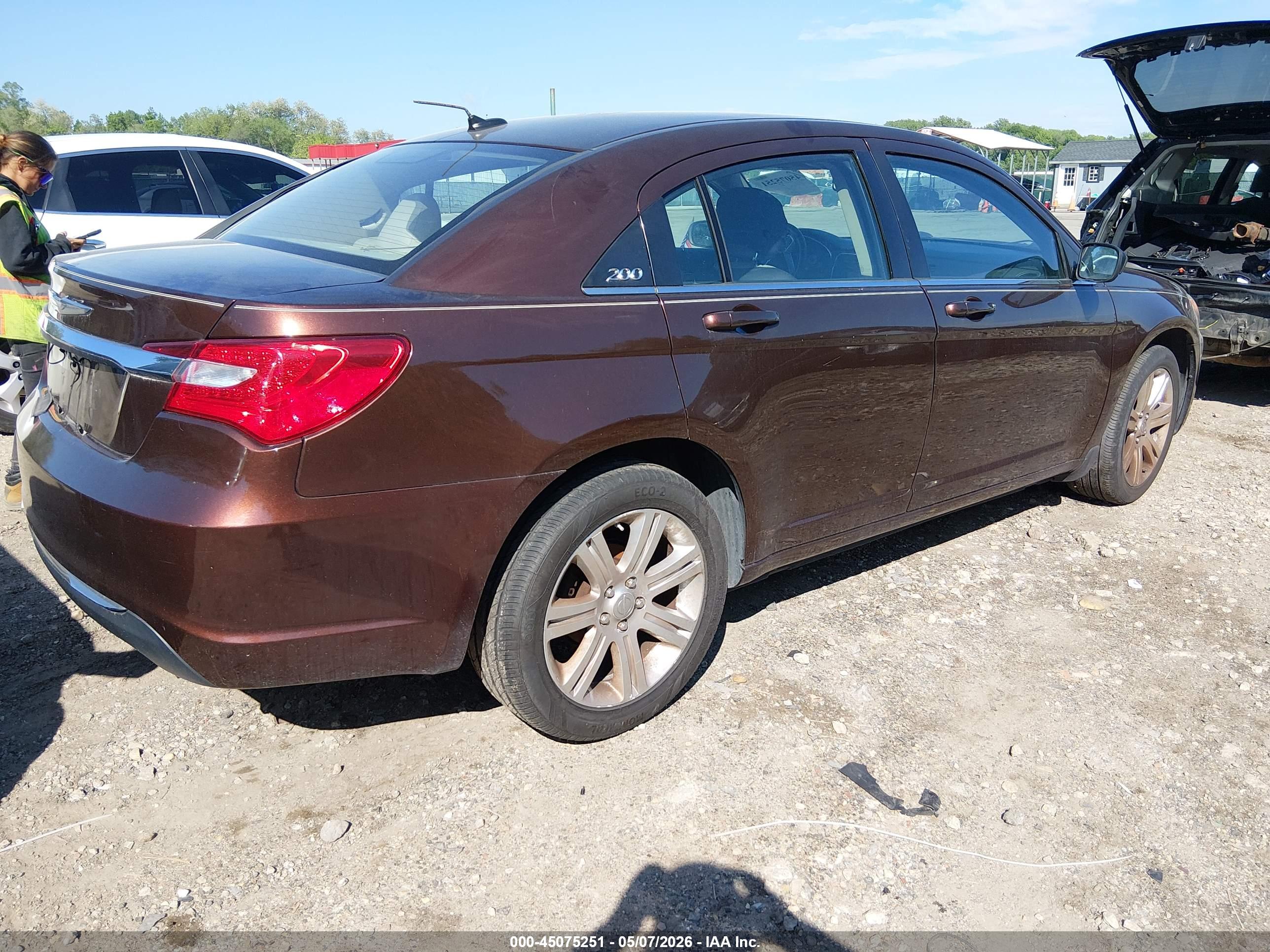 CHRYSLER 200 image 4
