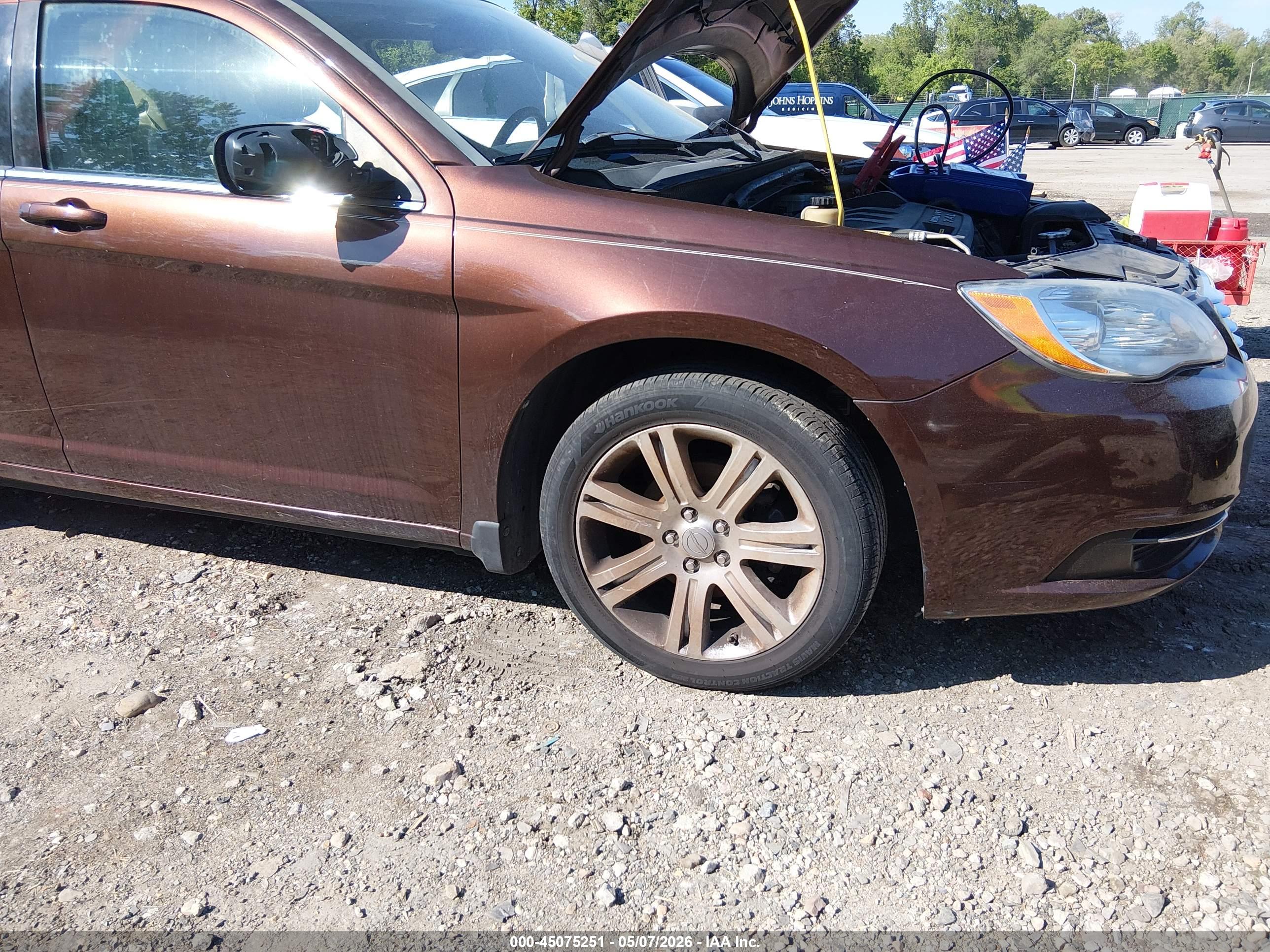 CHRYSLER 200 image 6