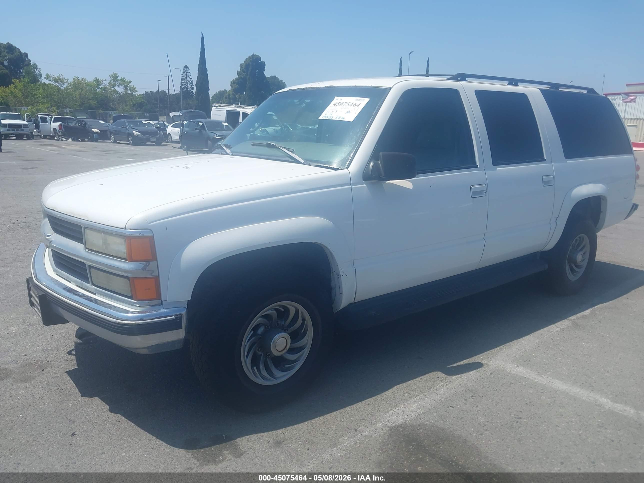 CHEVROLET SUBURBAN image 2