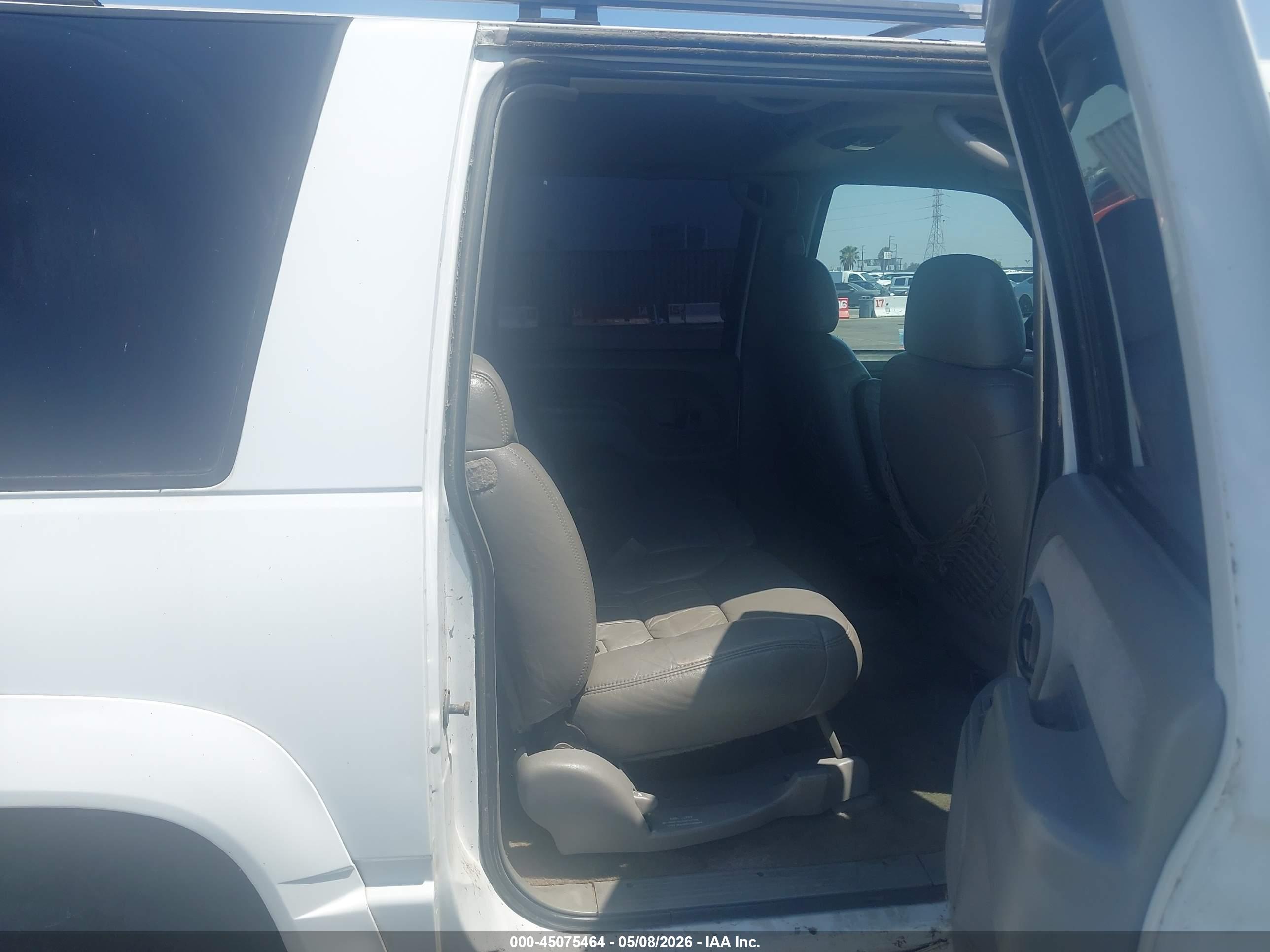CHEVROLET SUBURBAN image 8
