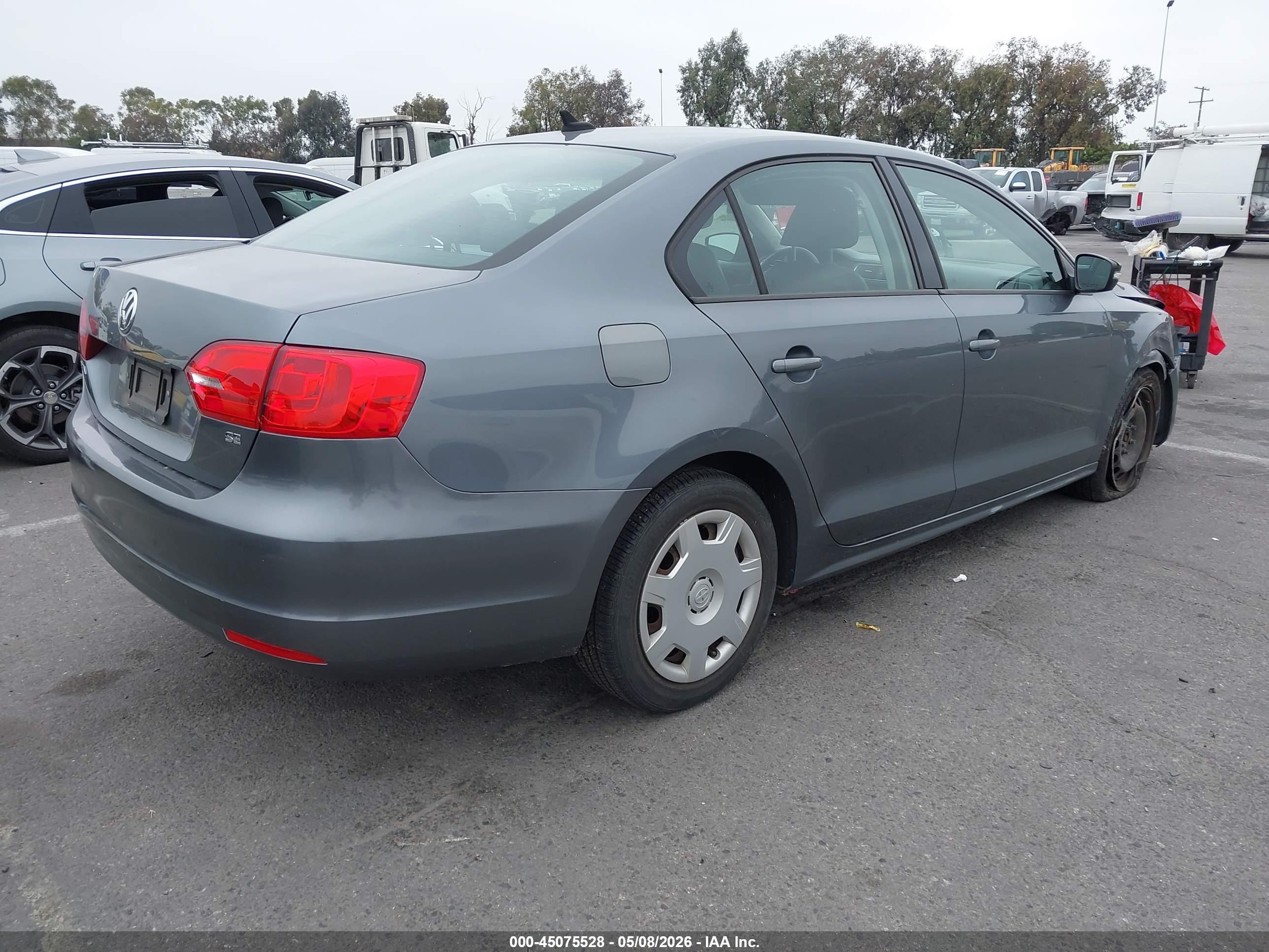 VOLKSWAGEN JETTA image 4