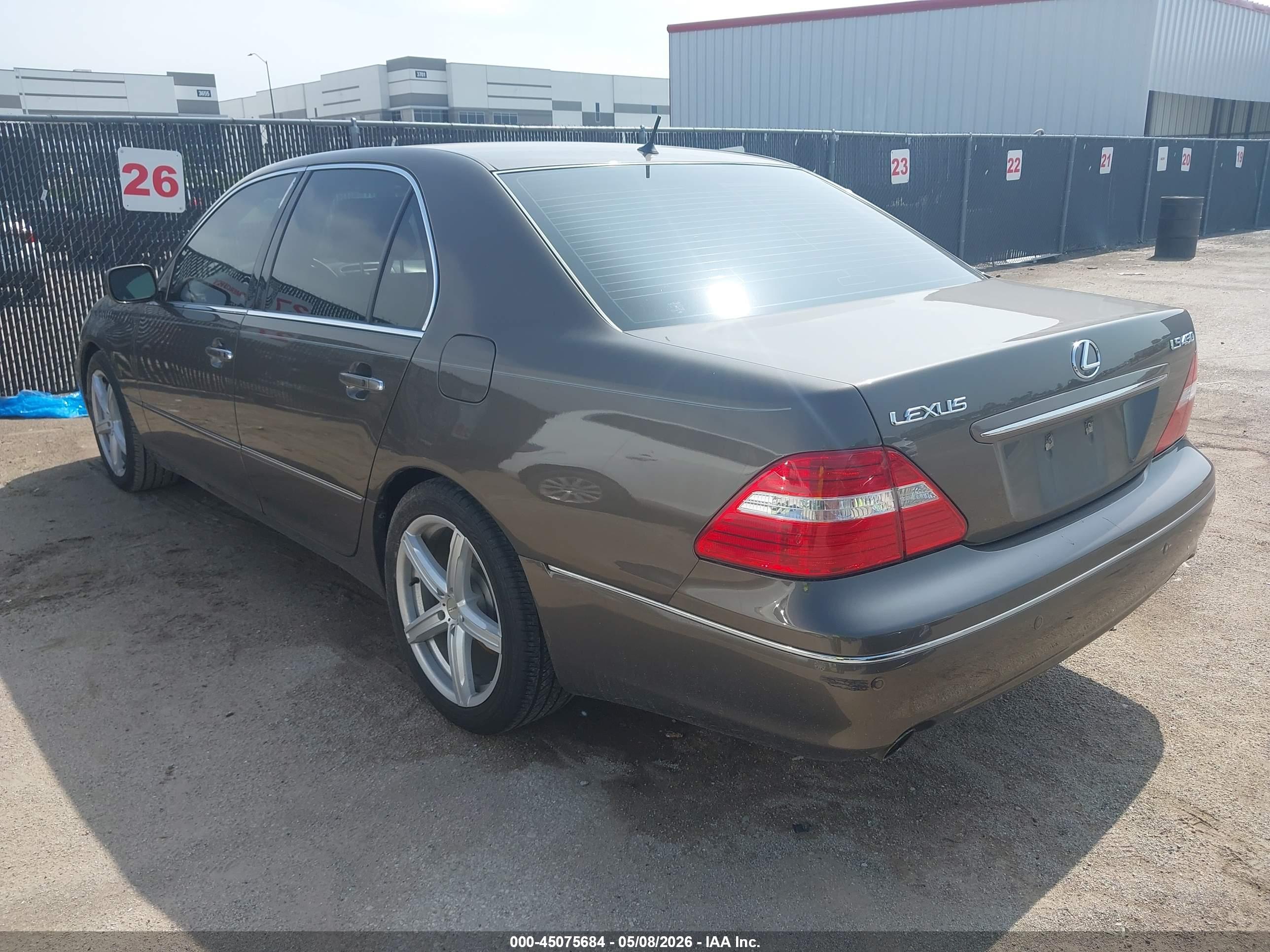 LEXUS LS image 3