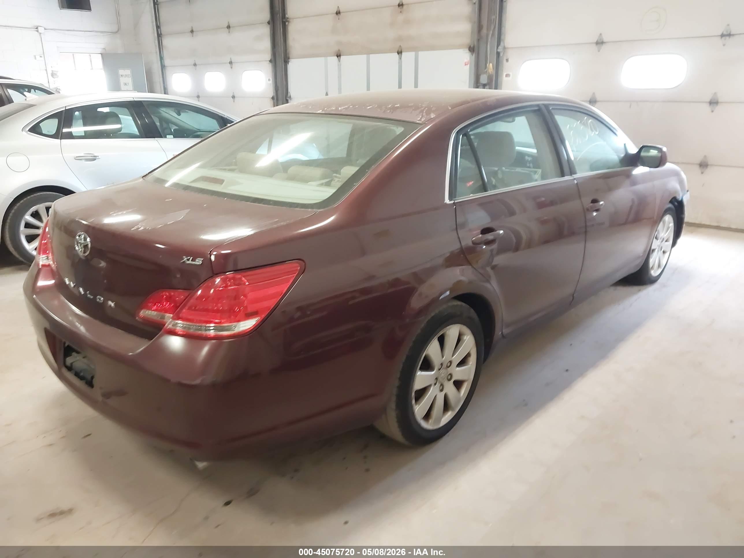 TOYOTA AVALON image 4