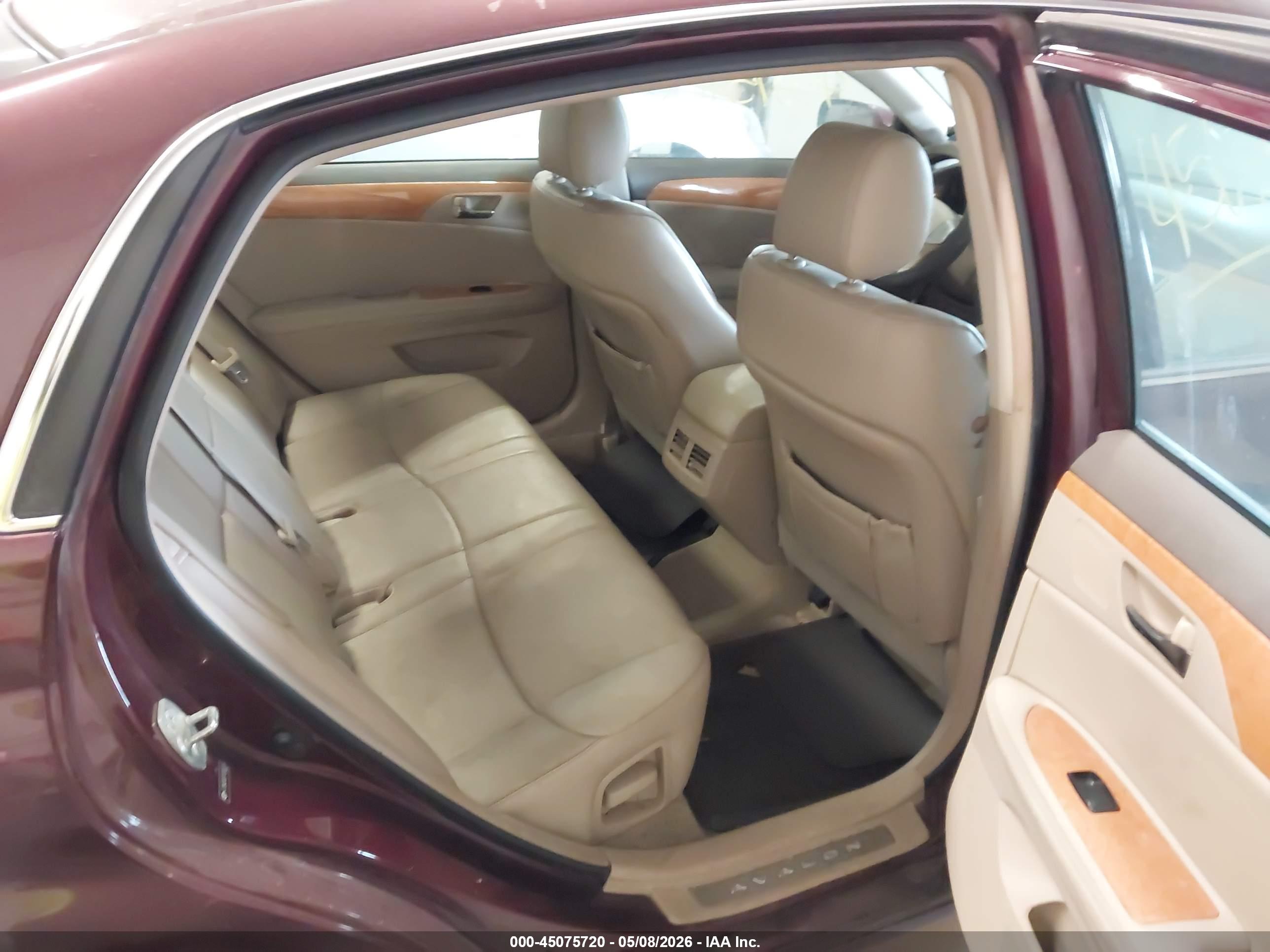 TOYOTA AVALON image 8