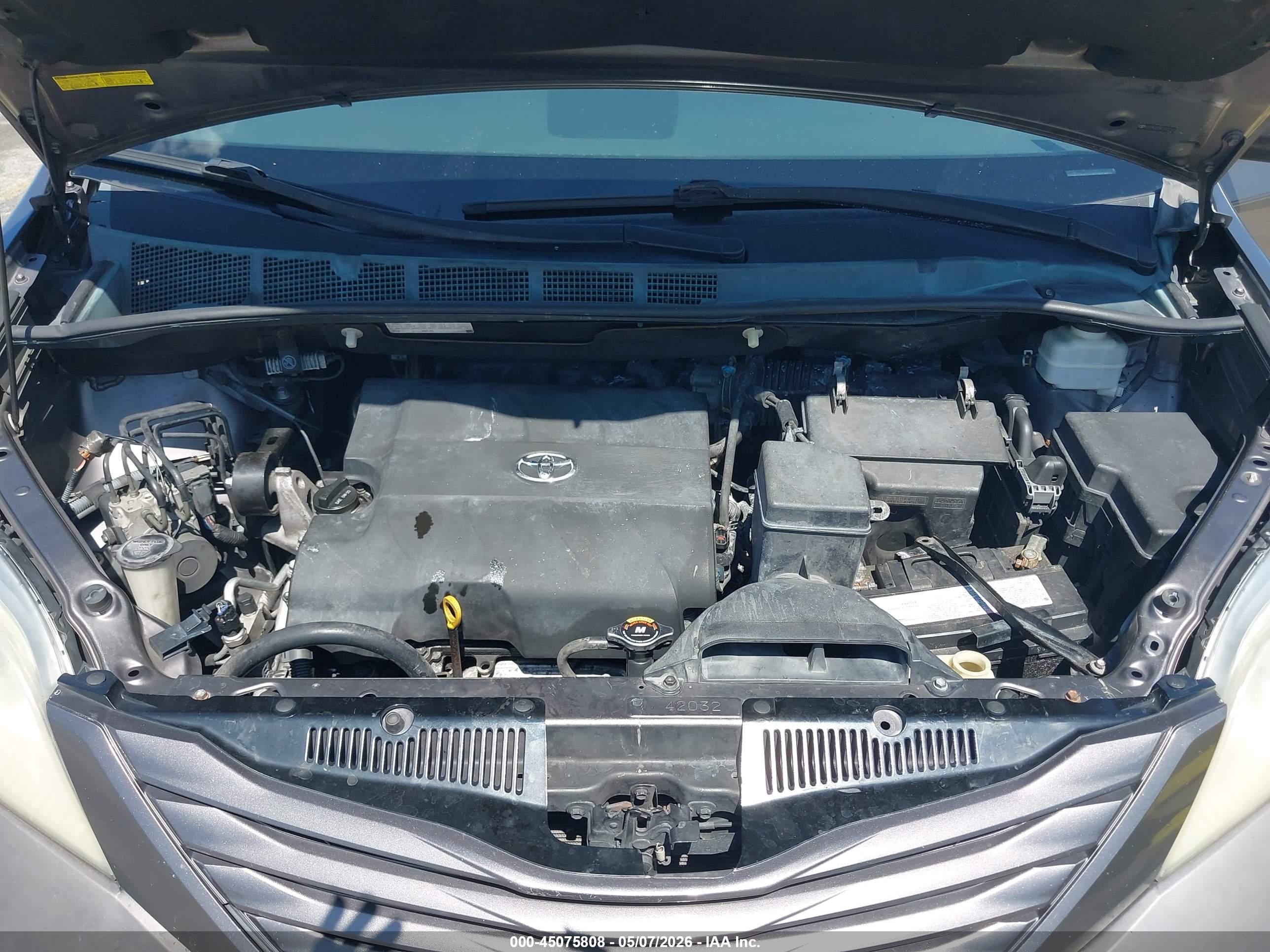 TOYOTA SIENNA image 10