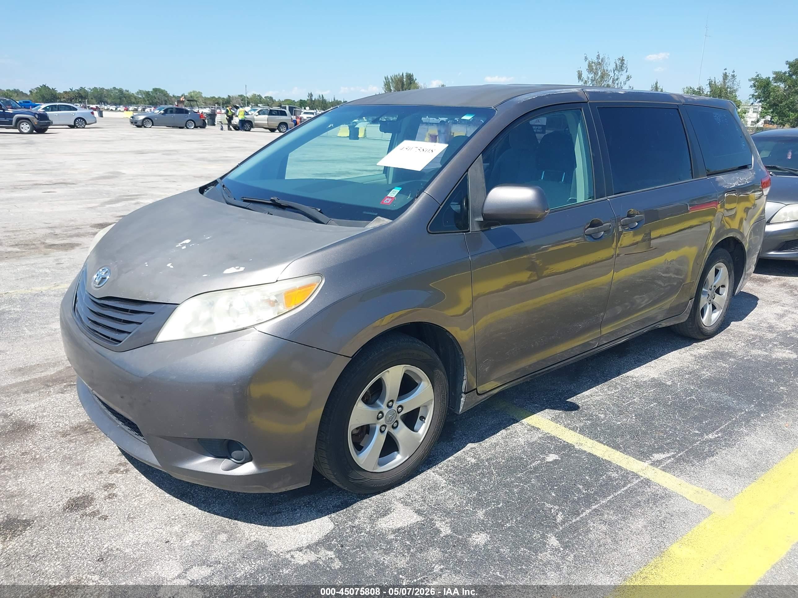 TOYOTA SIENNA image 2