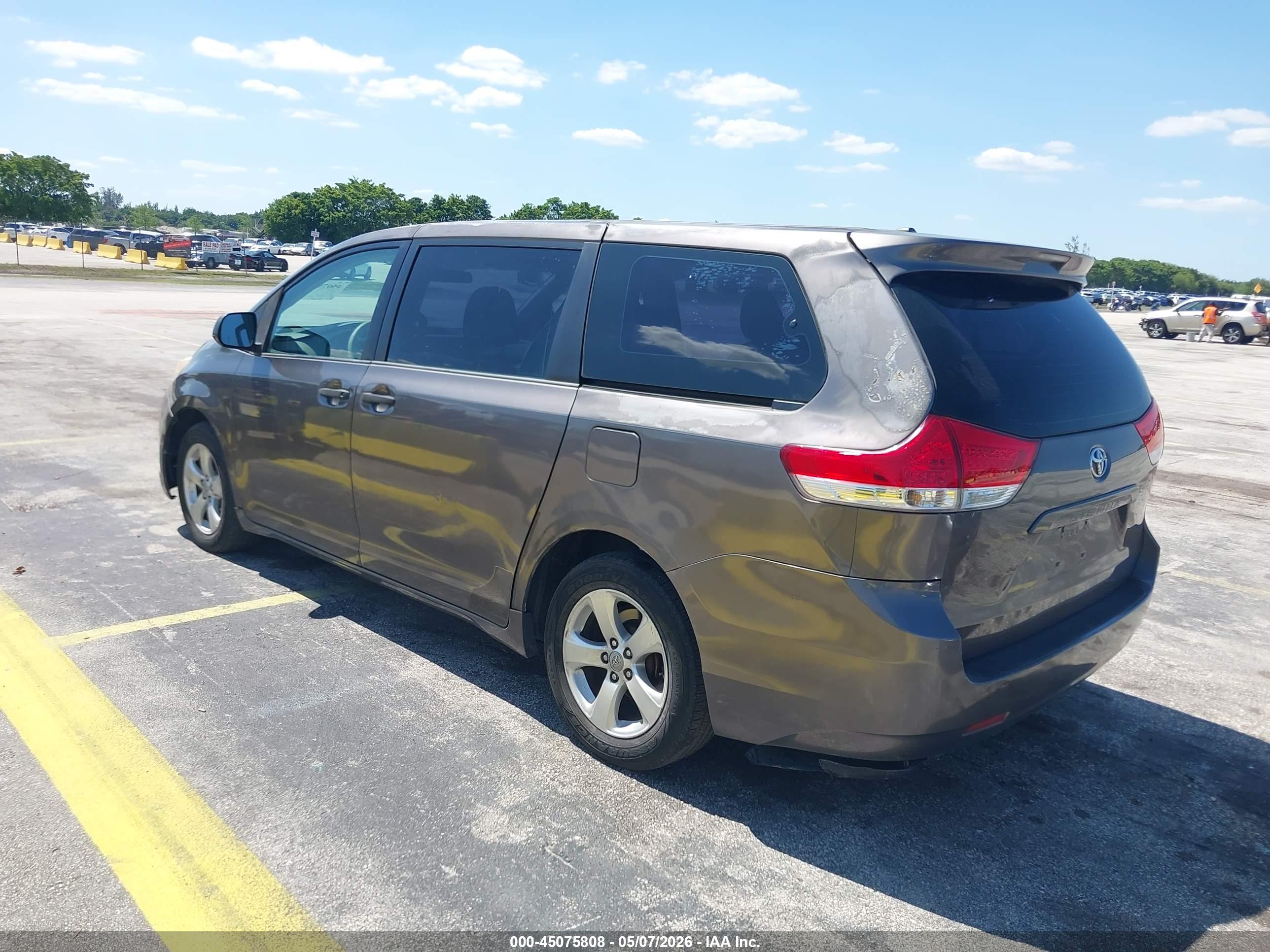 TOYOTA SIENNA image 3
