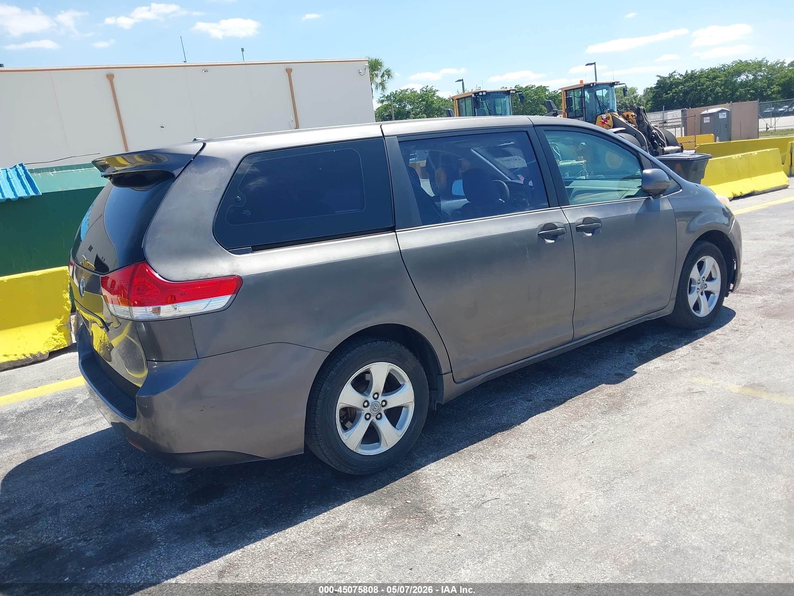 TOYOTA SIENNA image 4