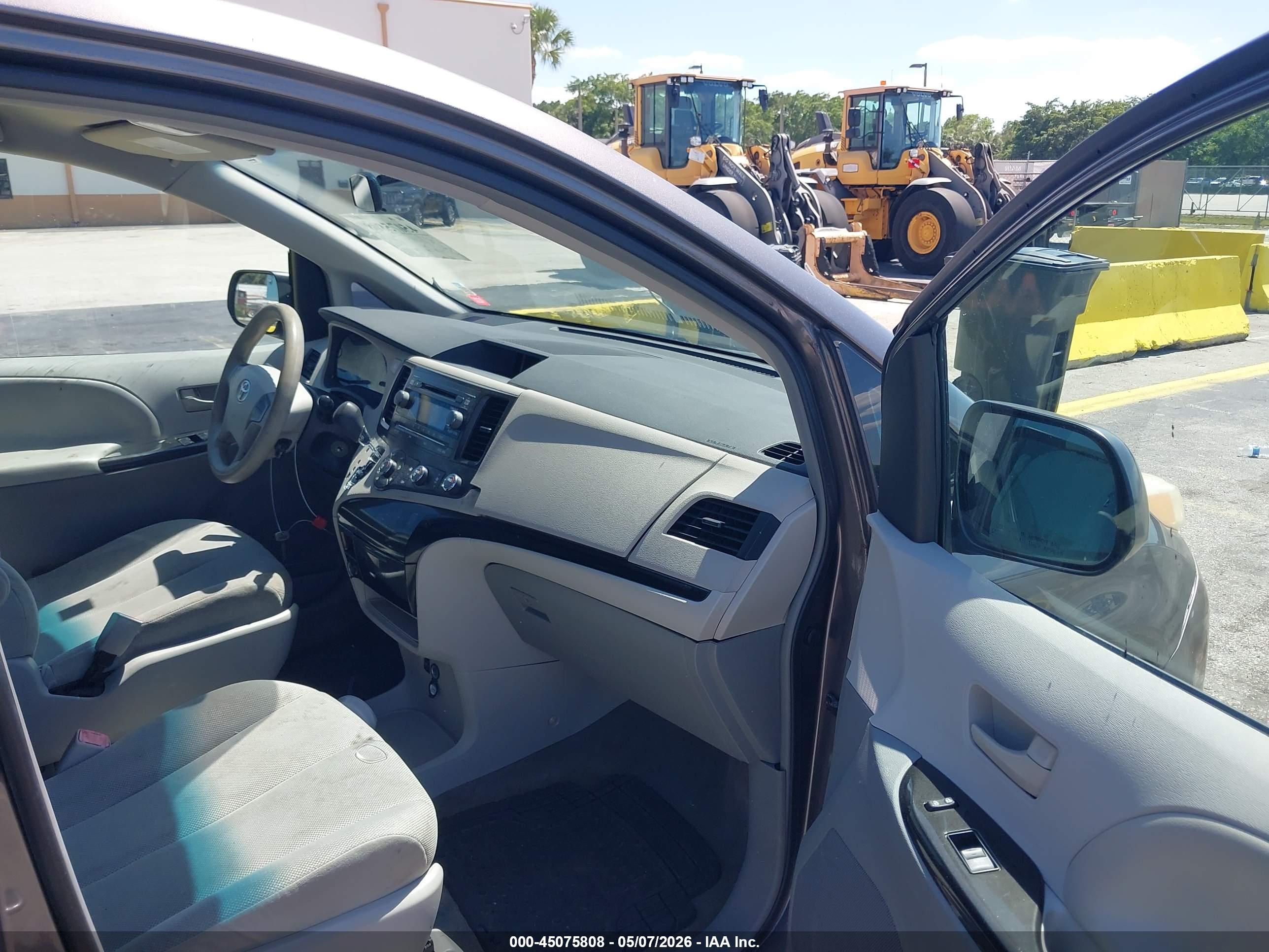TOYOTA SIENNA image 5