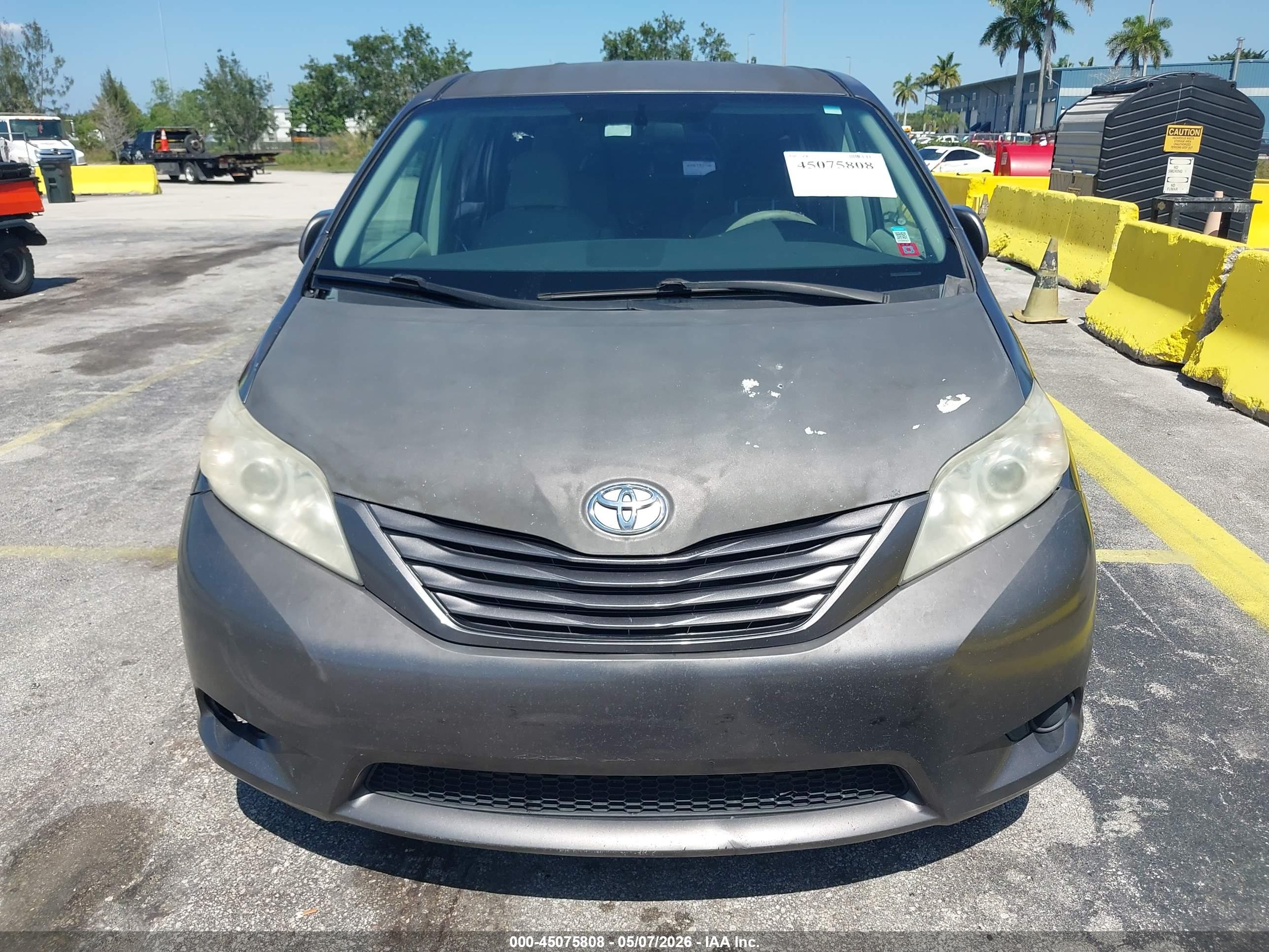 TOYOTA SIENNA image 6