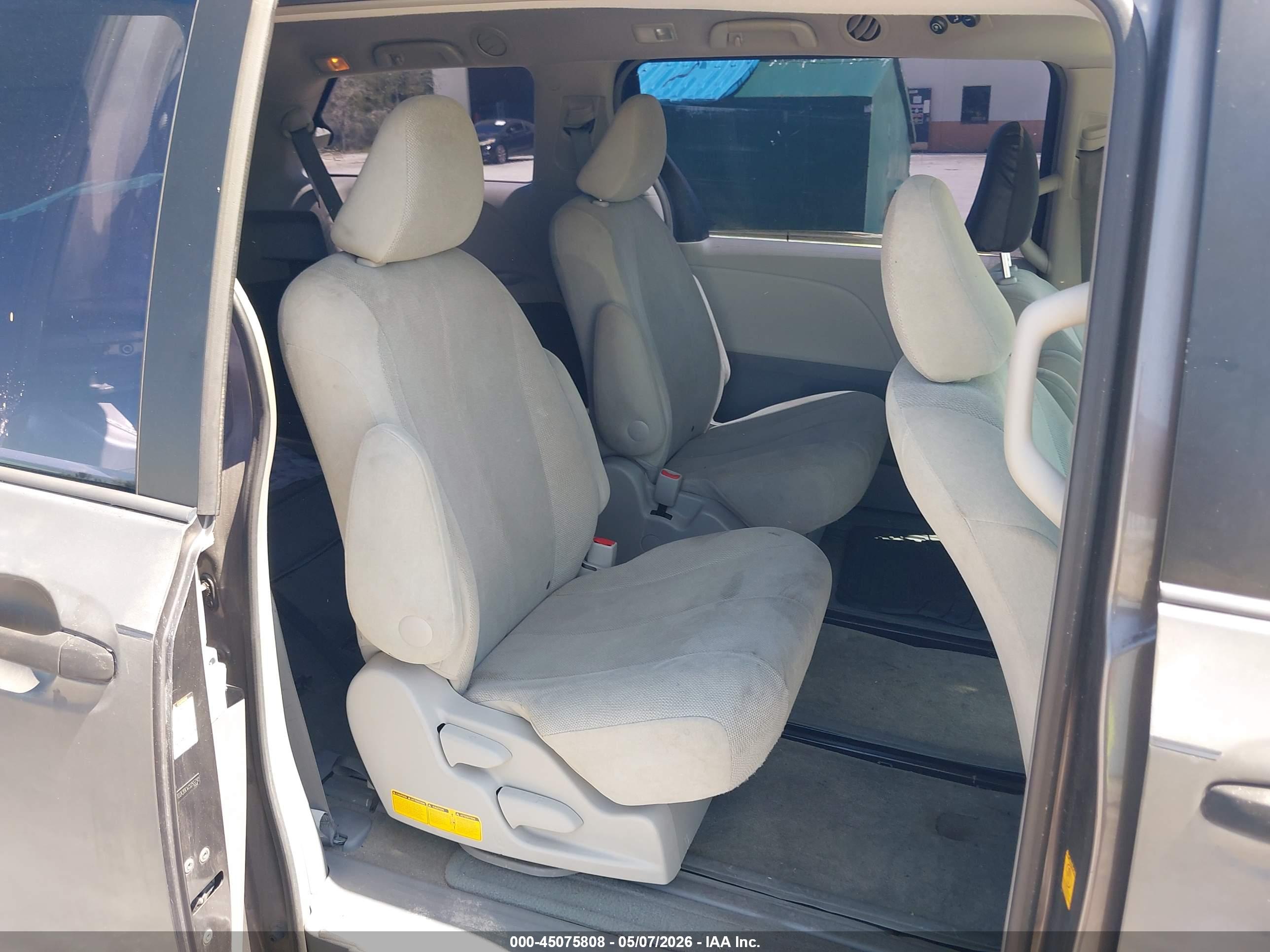 TOYOTA SIENNA image 8