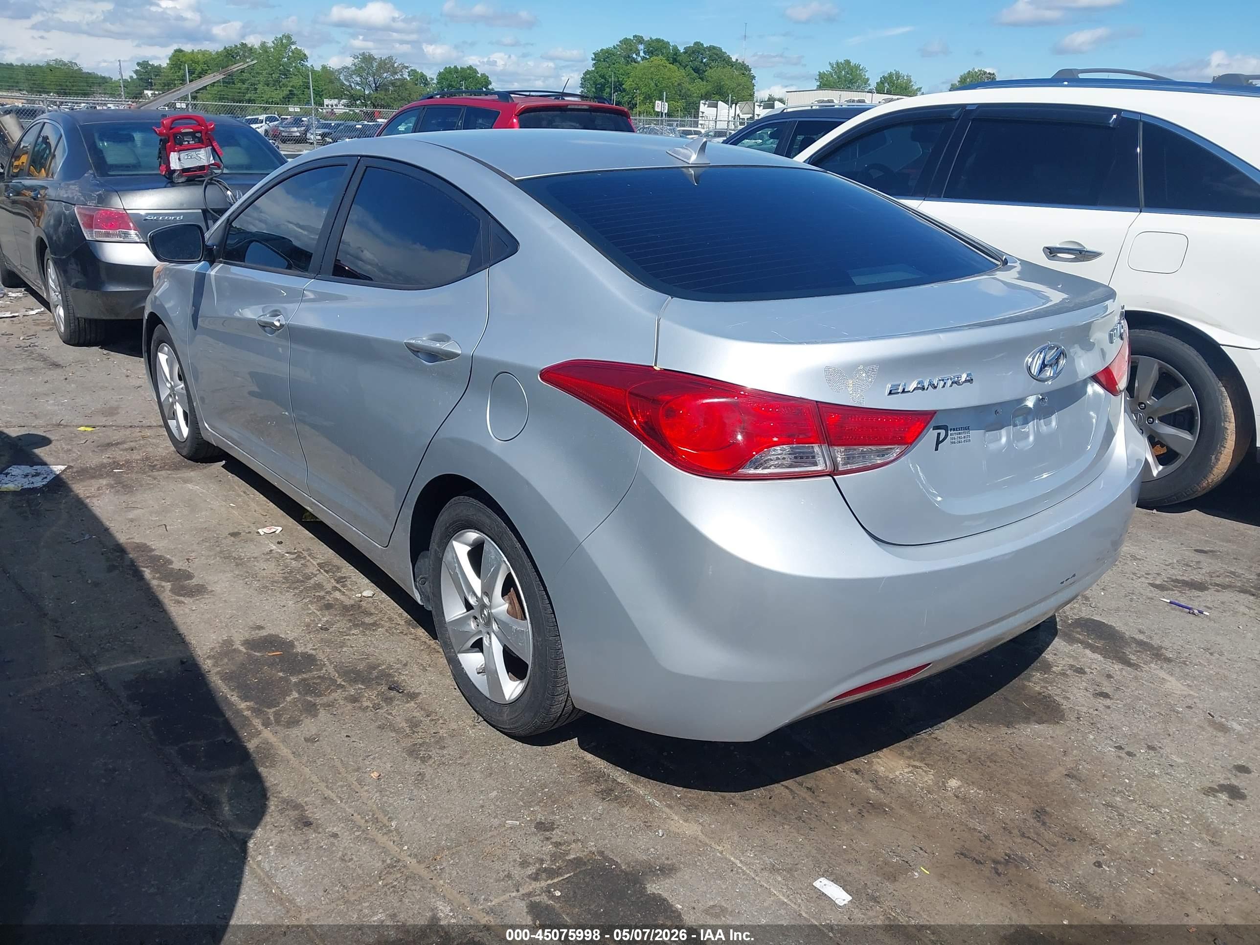 HYUNDAI ELANTRA image 3