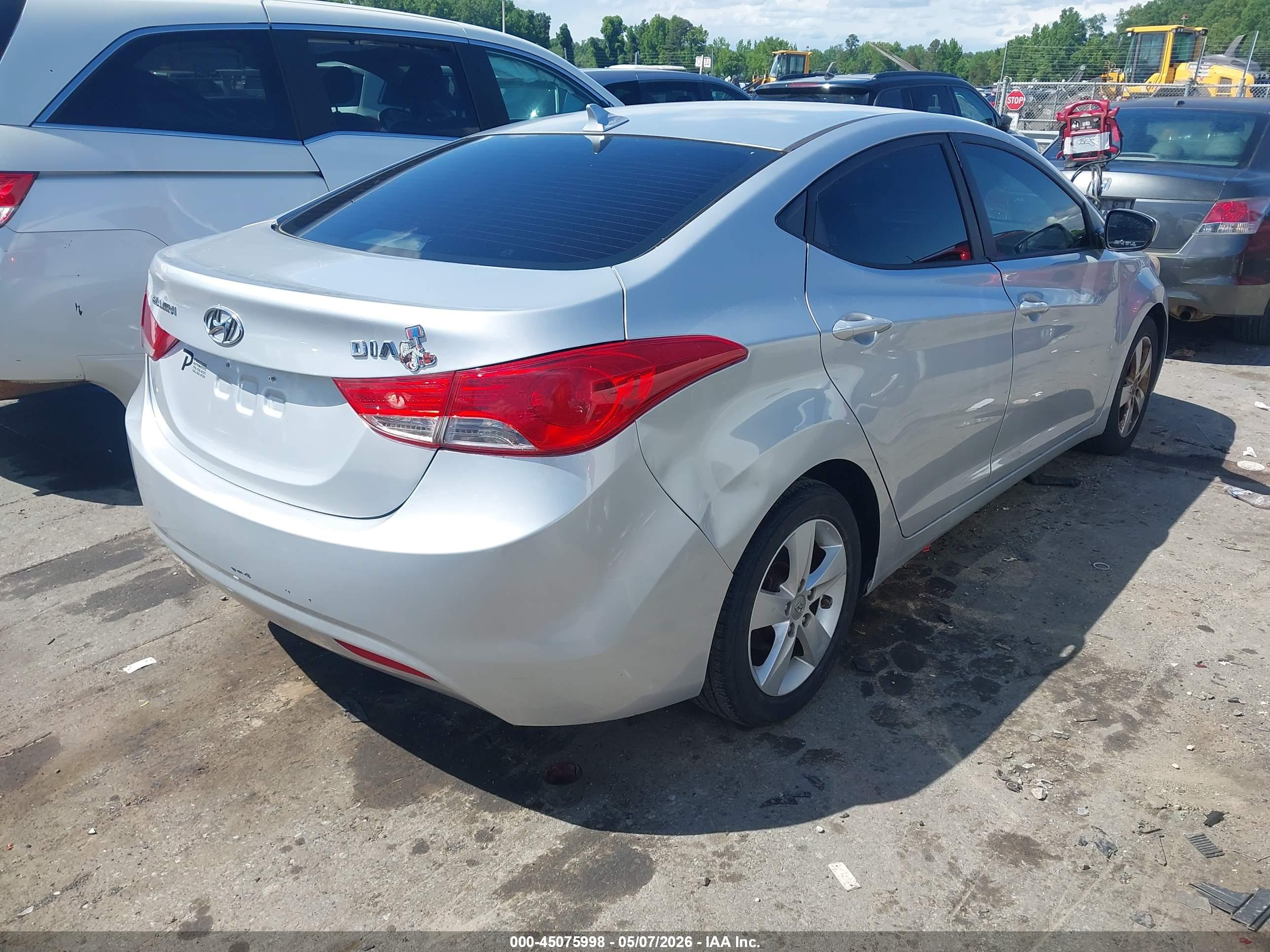 HYUNDAI ELANTRA image 4