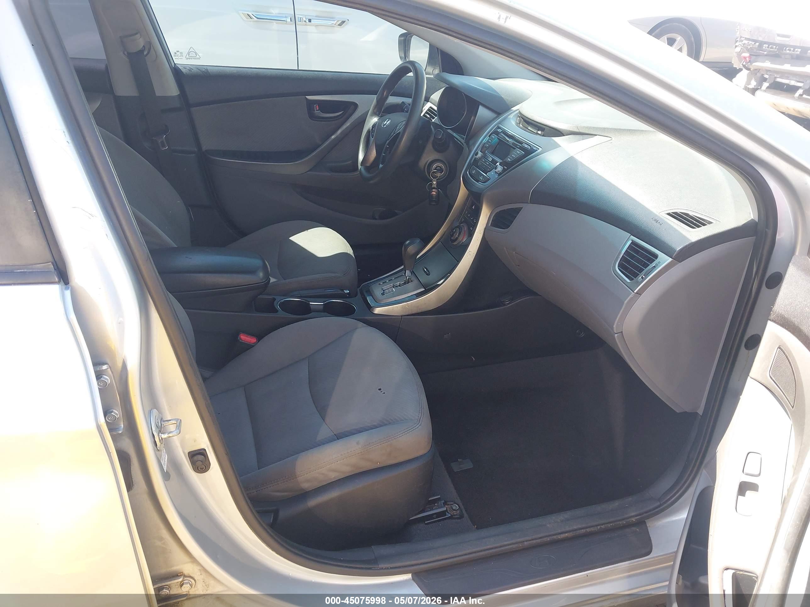 HYUNDAI ELANTRA image 5