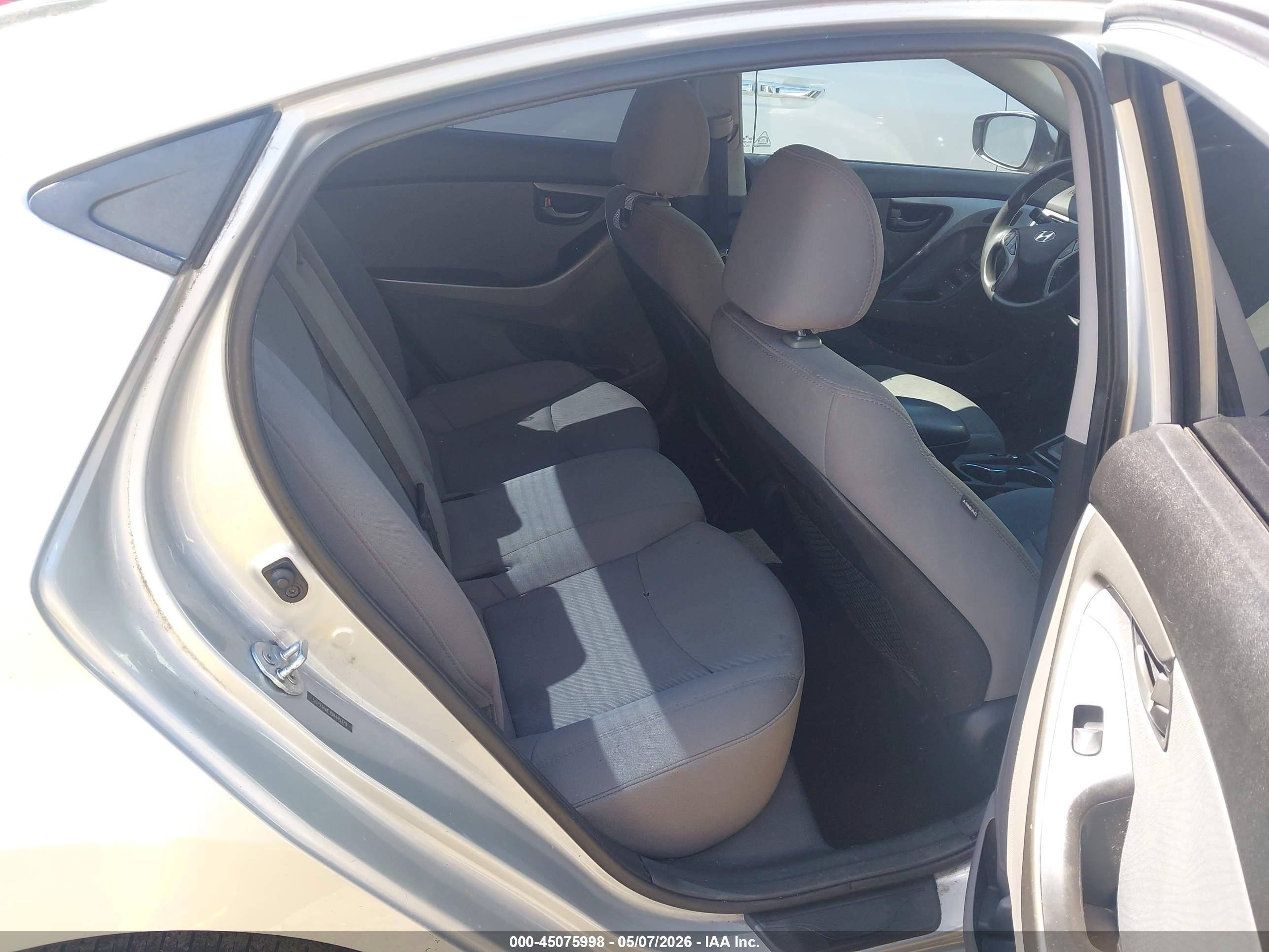 HYUNDAI ELANTRA image 8