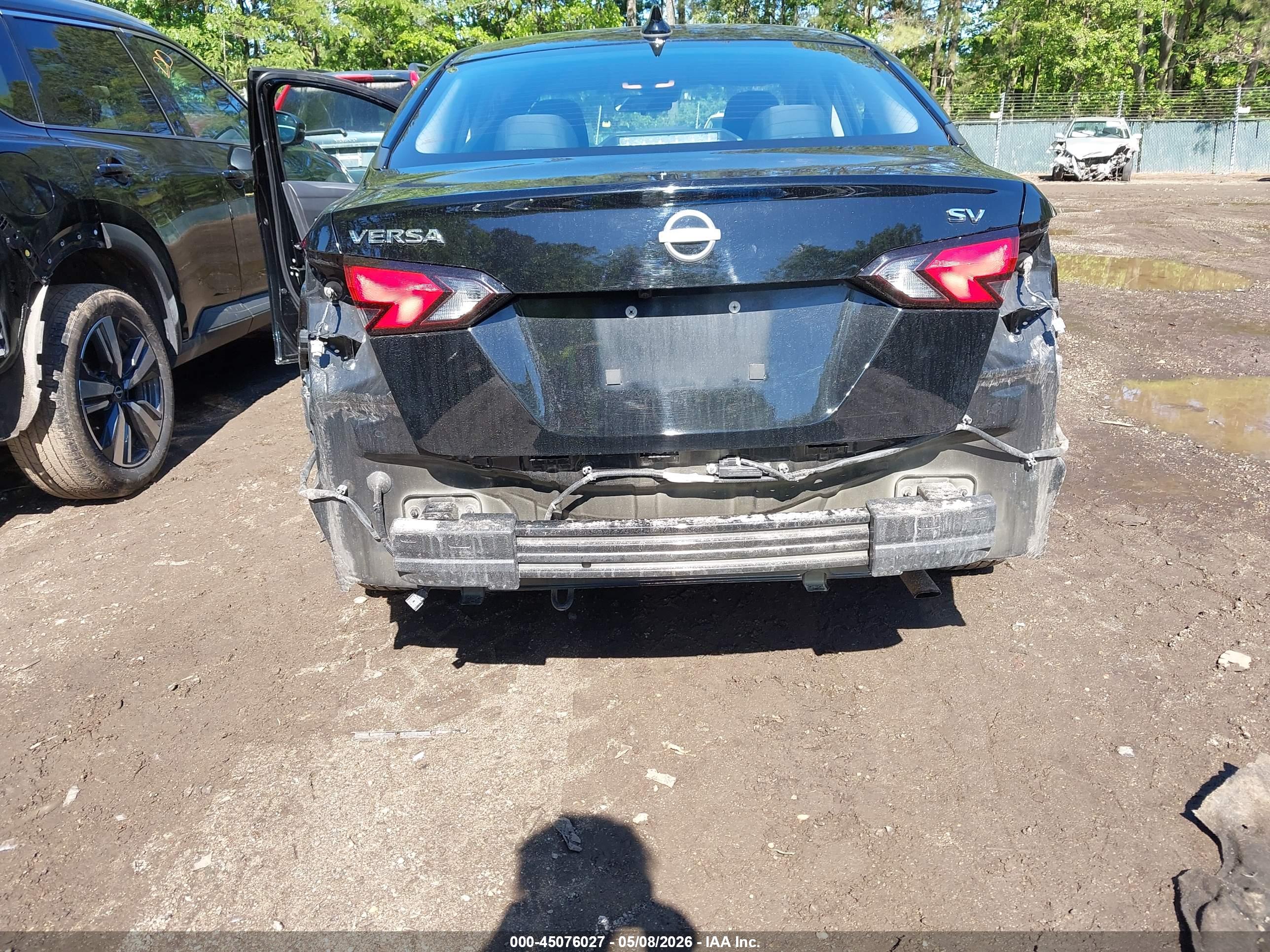 NISSAN VERSA image 6