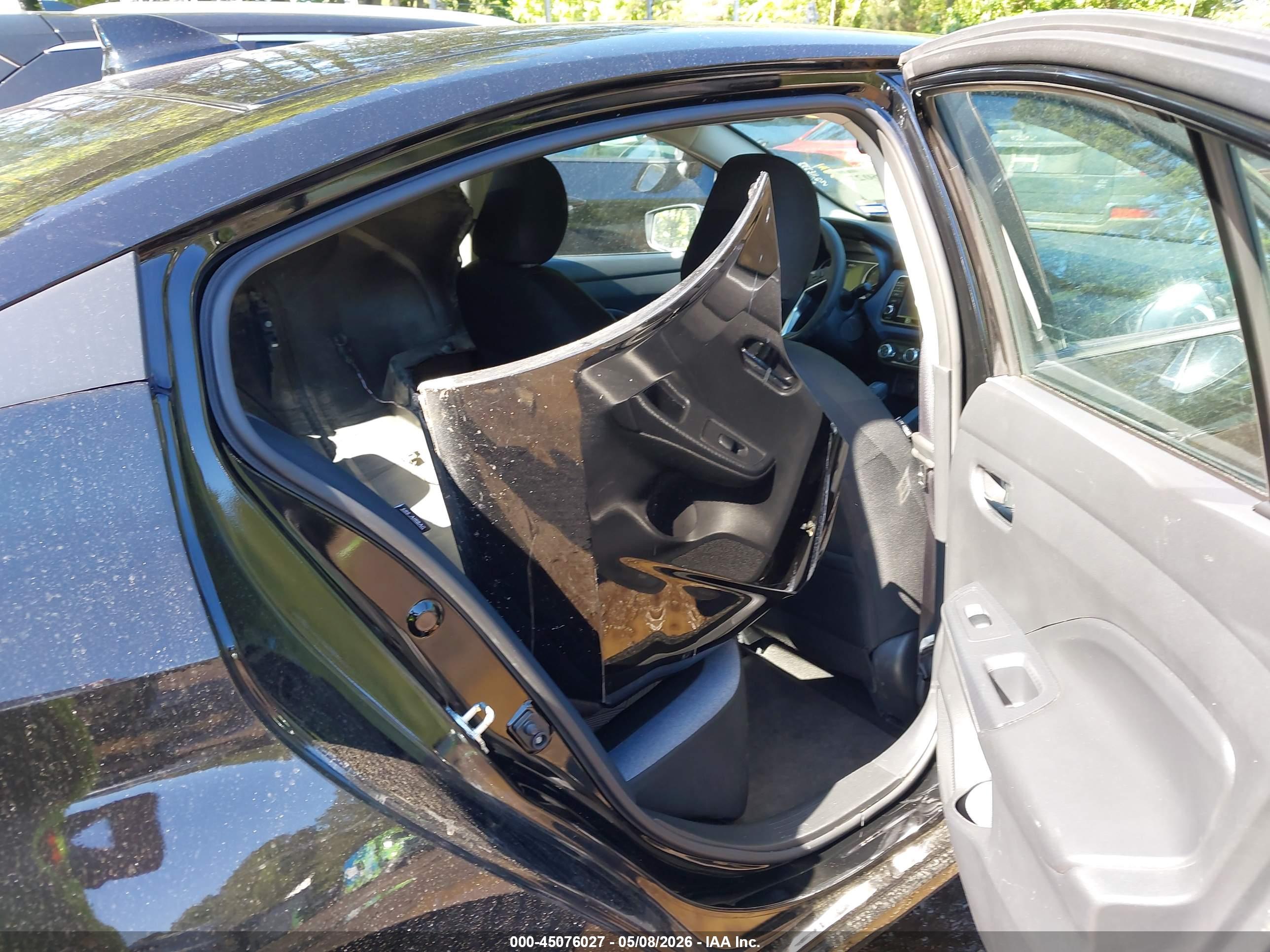 NISSAN VERSA image 8