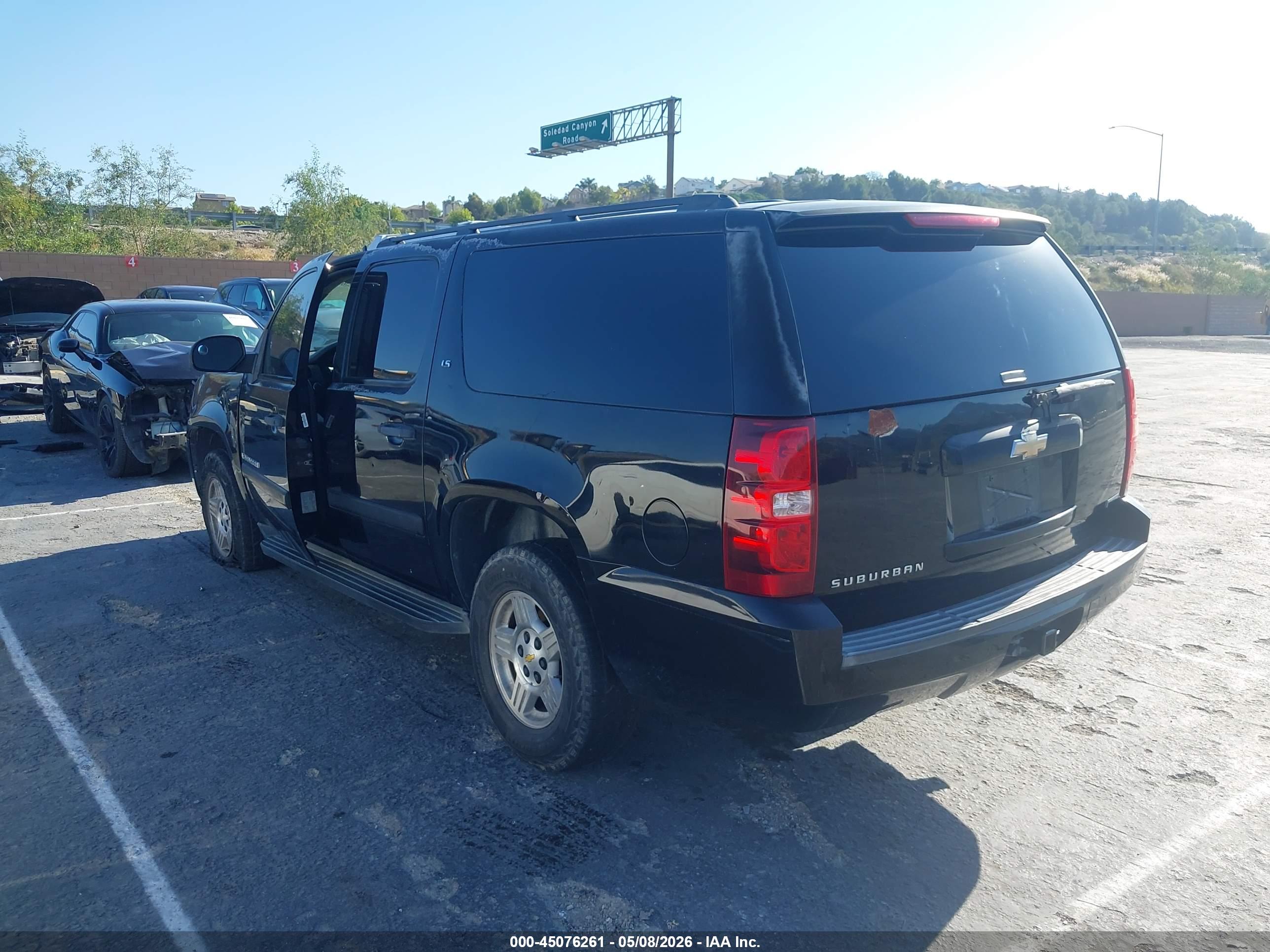 CHEVROLET SUBURBAN image 3