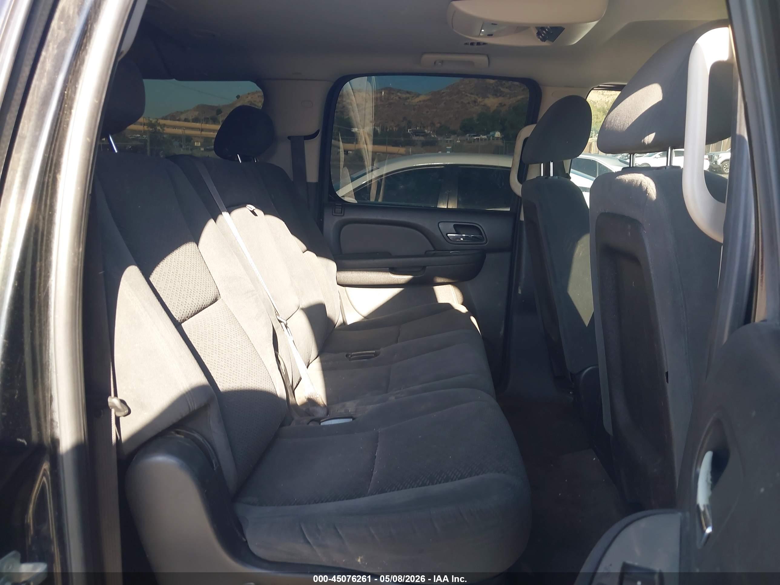 CHEVROLET SUBURBAN image 8