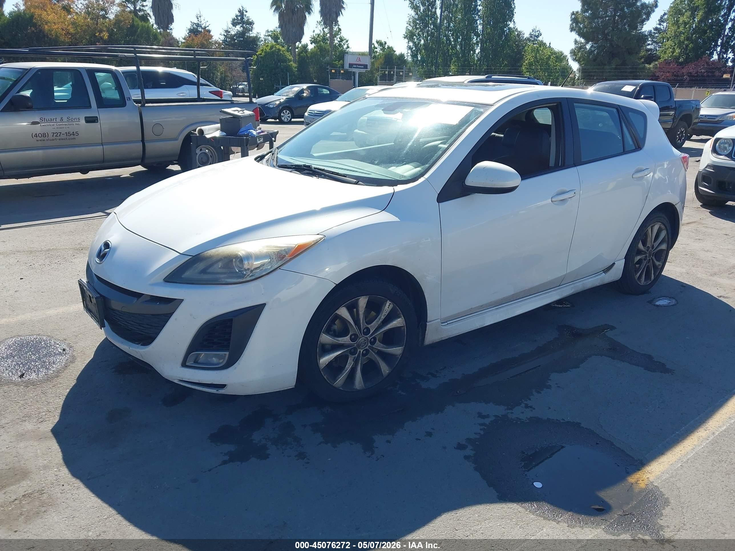 MAZDA MAZDA3 image 2